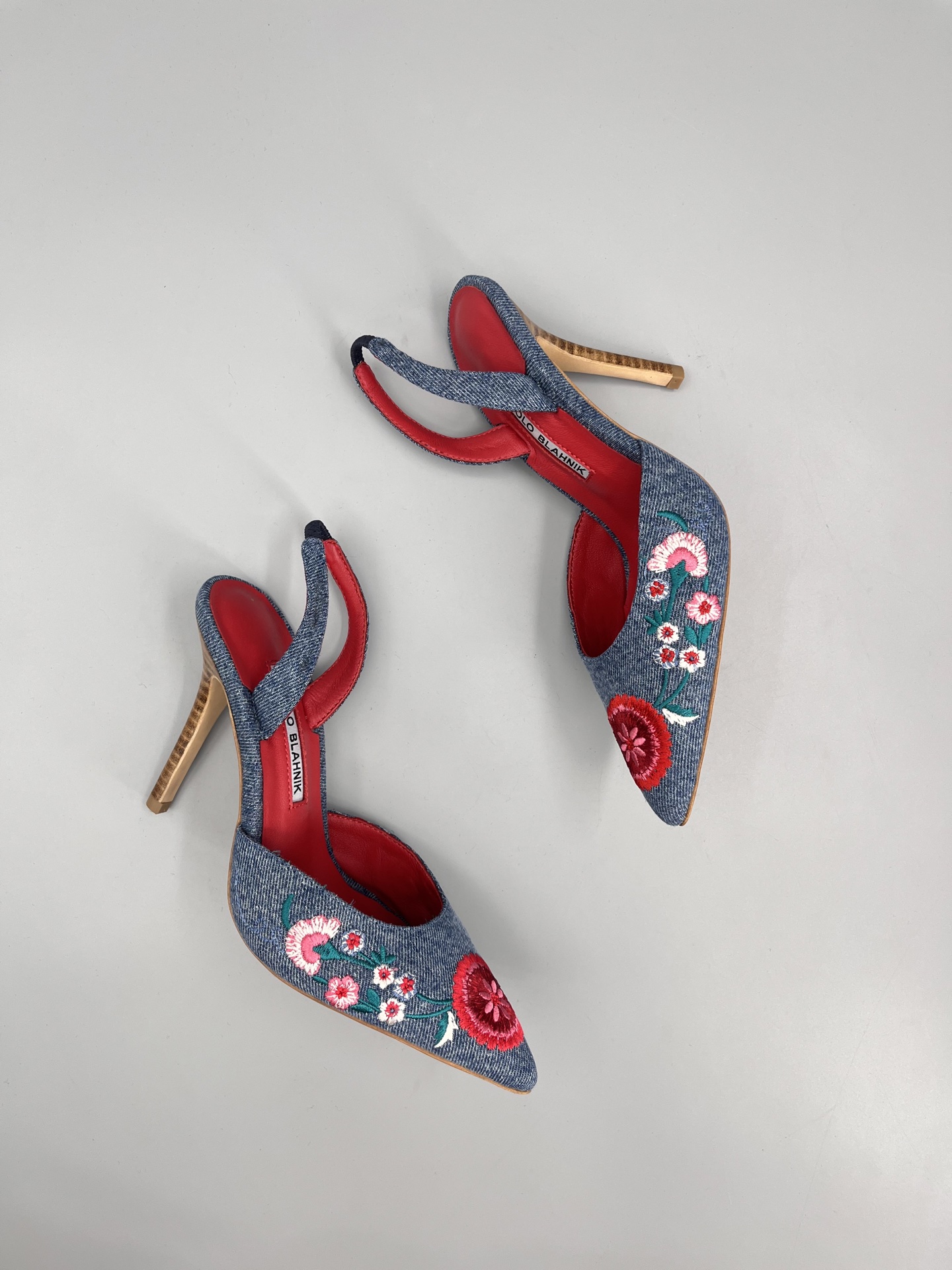 Manolo Blahnik’s Hand-Sewn Flower Embroidered Cowboy Heel Sandals: A Classic Collection. - 图片 3