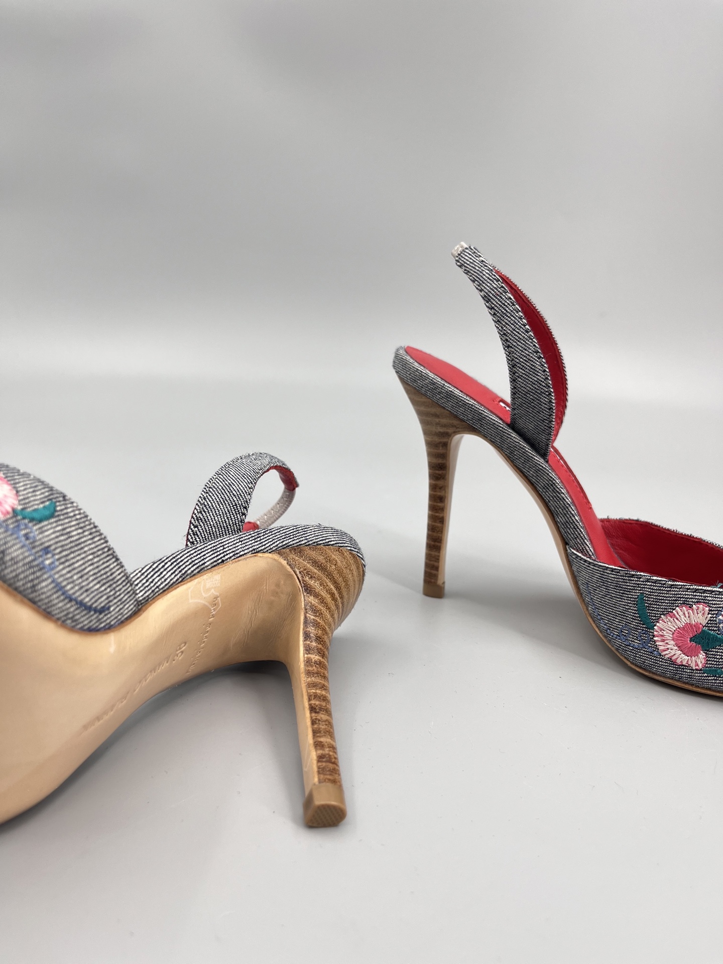 Manolo Blahnik’s Hand-Sewn Flower Embroidery Cowboy Heel Sandals – High-Class Fashion Statement - 图片 9