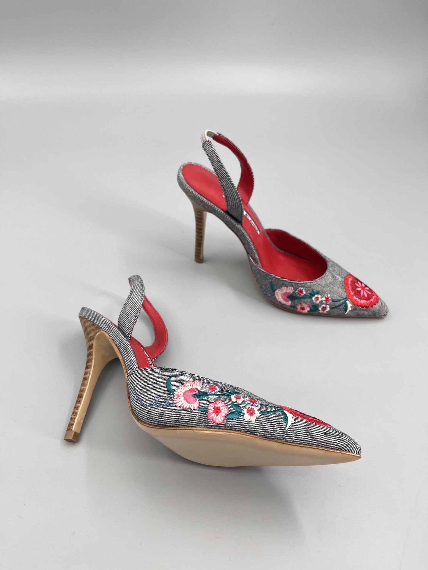 Manolo Blahnik’s Hand-Sewn Flower Embroidery Cowboy Heel Sandals – High-Class Fashion Statement - 图片 7