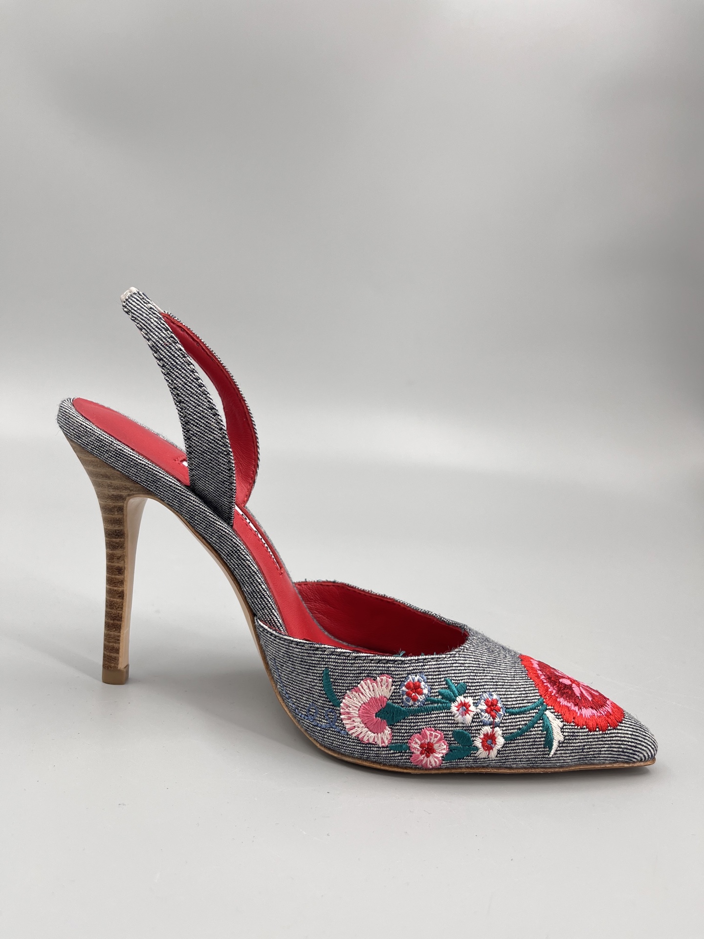 Manolo Blahnik’s Hand-Sewn Flower Embroidery Cowboy Heel Sandals – High-Class Fashion Statement - 图片 5
