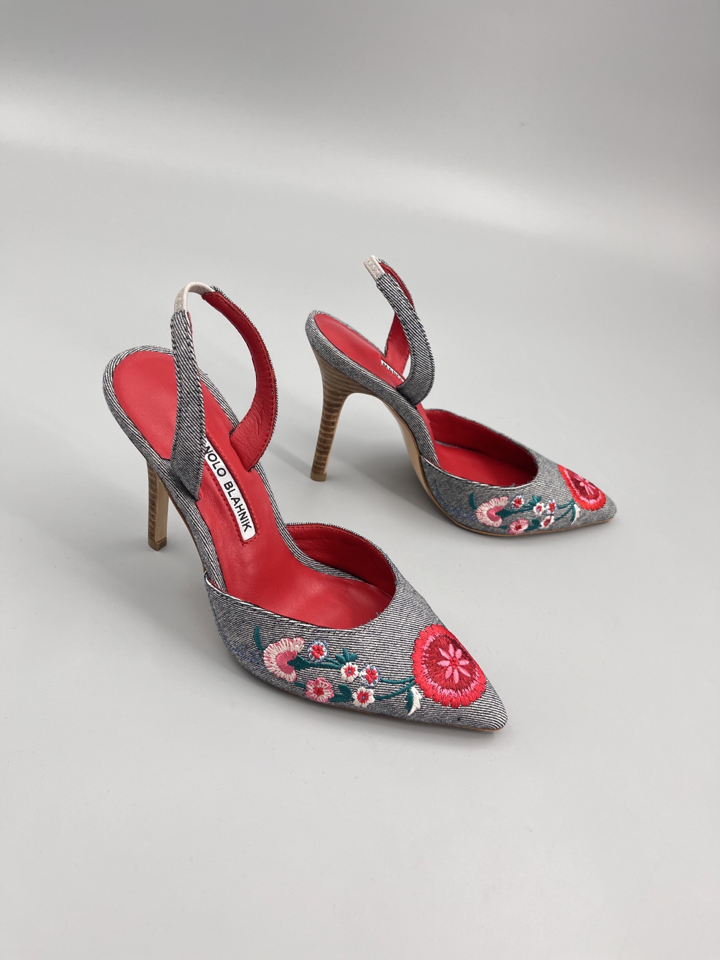 Manolo Blahnik’s Hand-Sewn Flower Embroidery Cowboy Heel Sandals – High-Class Fashion Statement - 图片 6