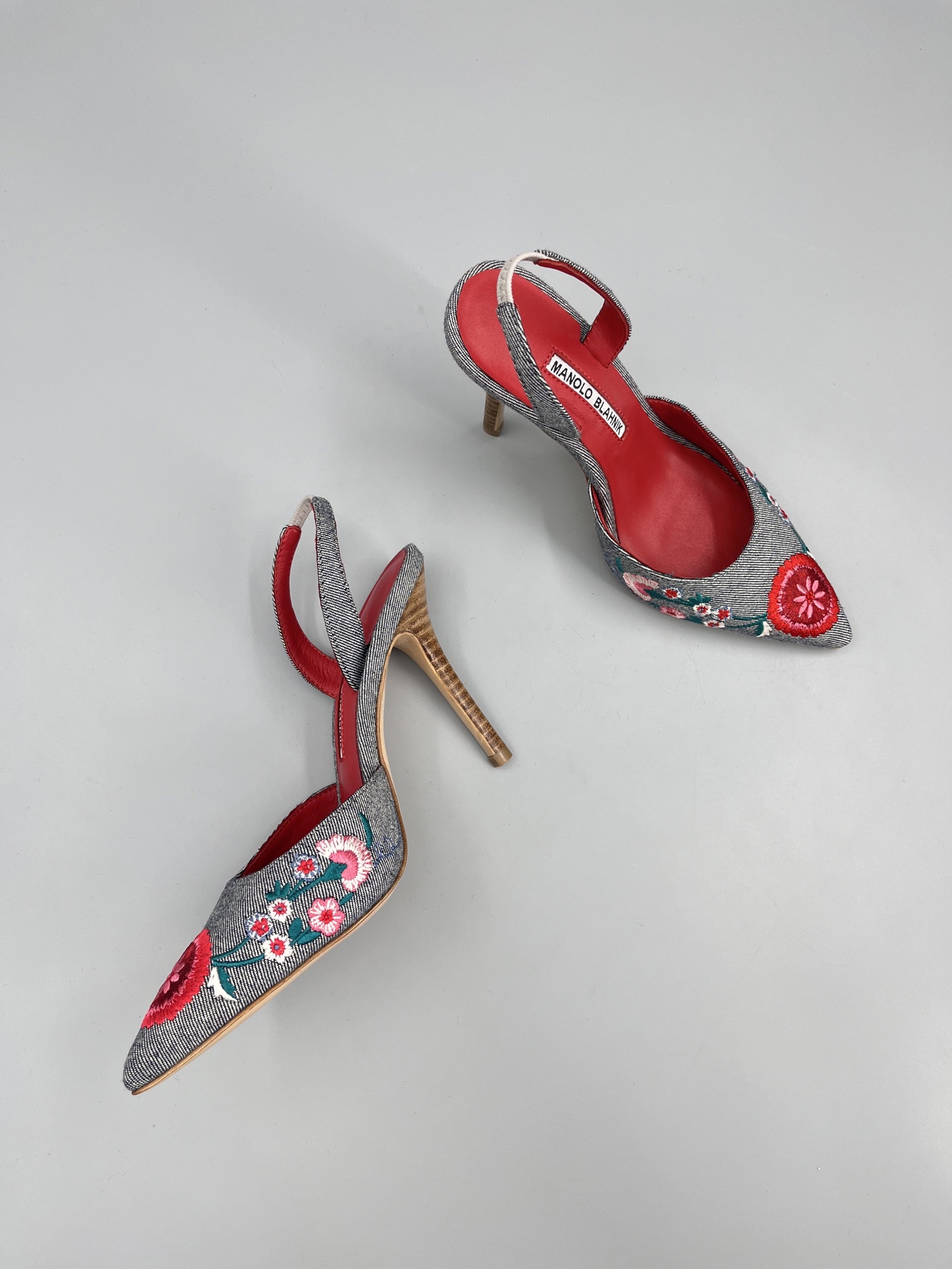 Manolo Blahnik’s Hand-Sewn Flower Embroidery Cowboy Heel Sandals – High-Class Fashion Statement - 图片 2
