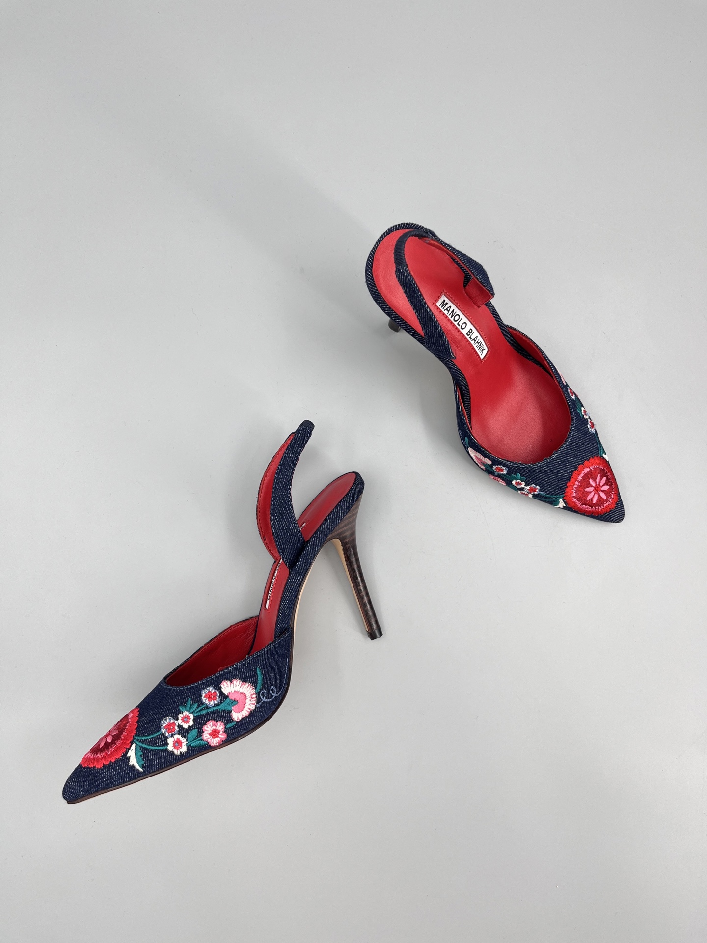 Manolo Blahnik’s Hand-Sewn Flower Embroidery Cowboy Heel Sandals with Italian Leather Soles - 图片 7