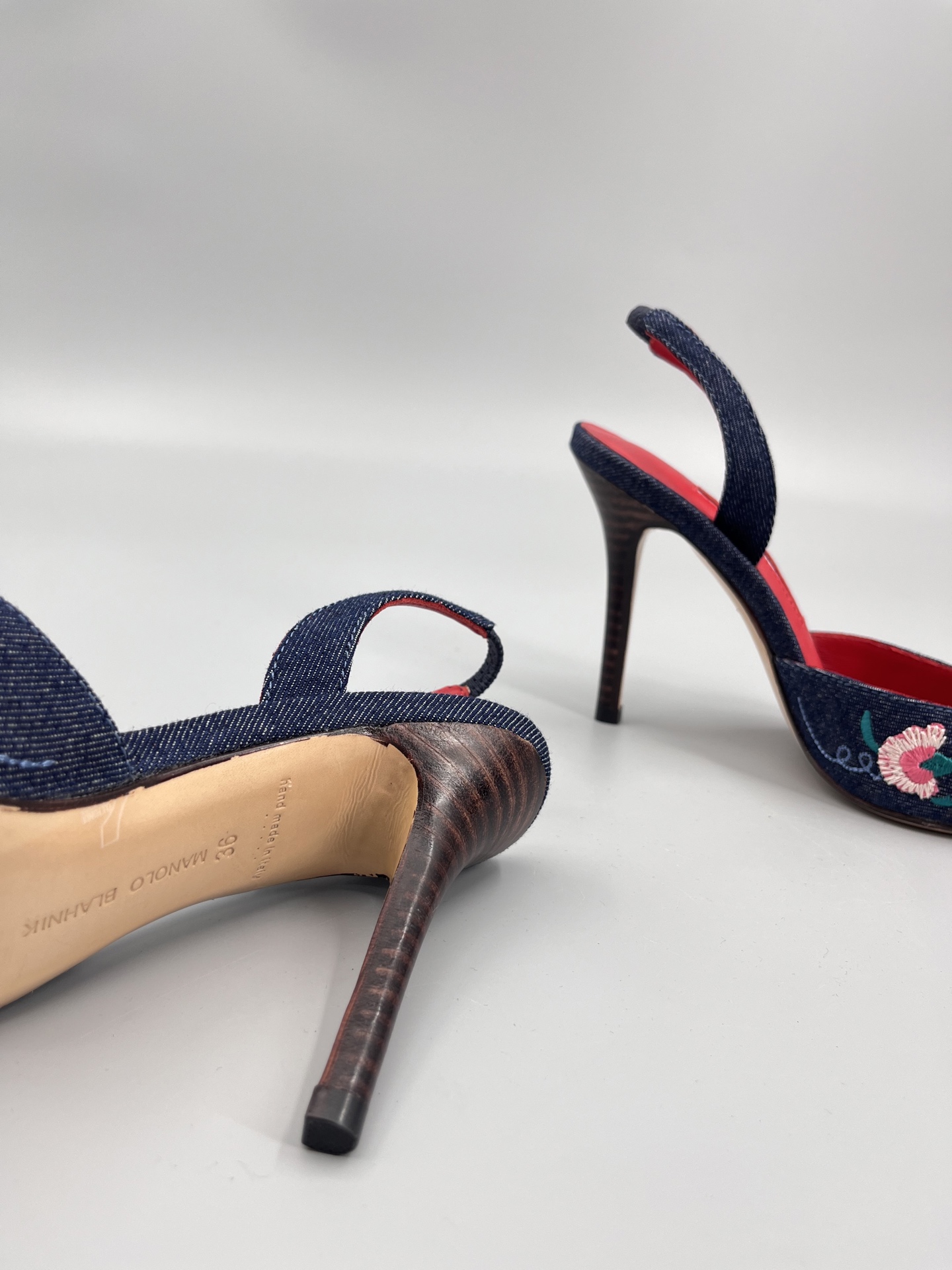 Manolo Blahnik’s Hand-Sewn Flower Embroidery Cowboy Heel Sandals with Italian Leather Soles - 图片 8