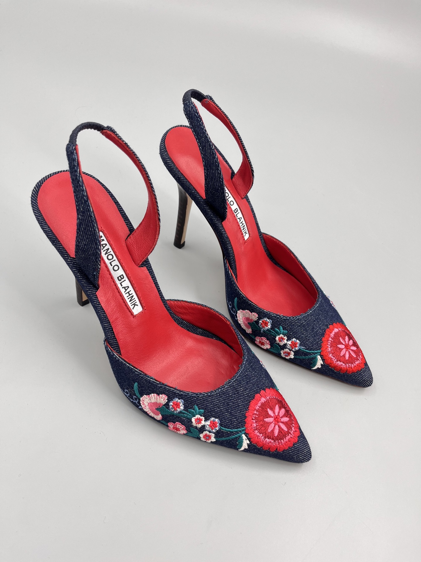 Manolo Blahnik’s Hand-Sewn Flower Embroidery Cowboy Heel Sandals with Italian Leather Soles - 图片 3