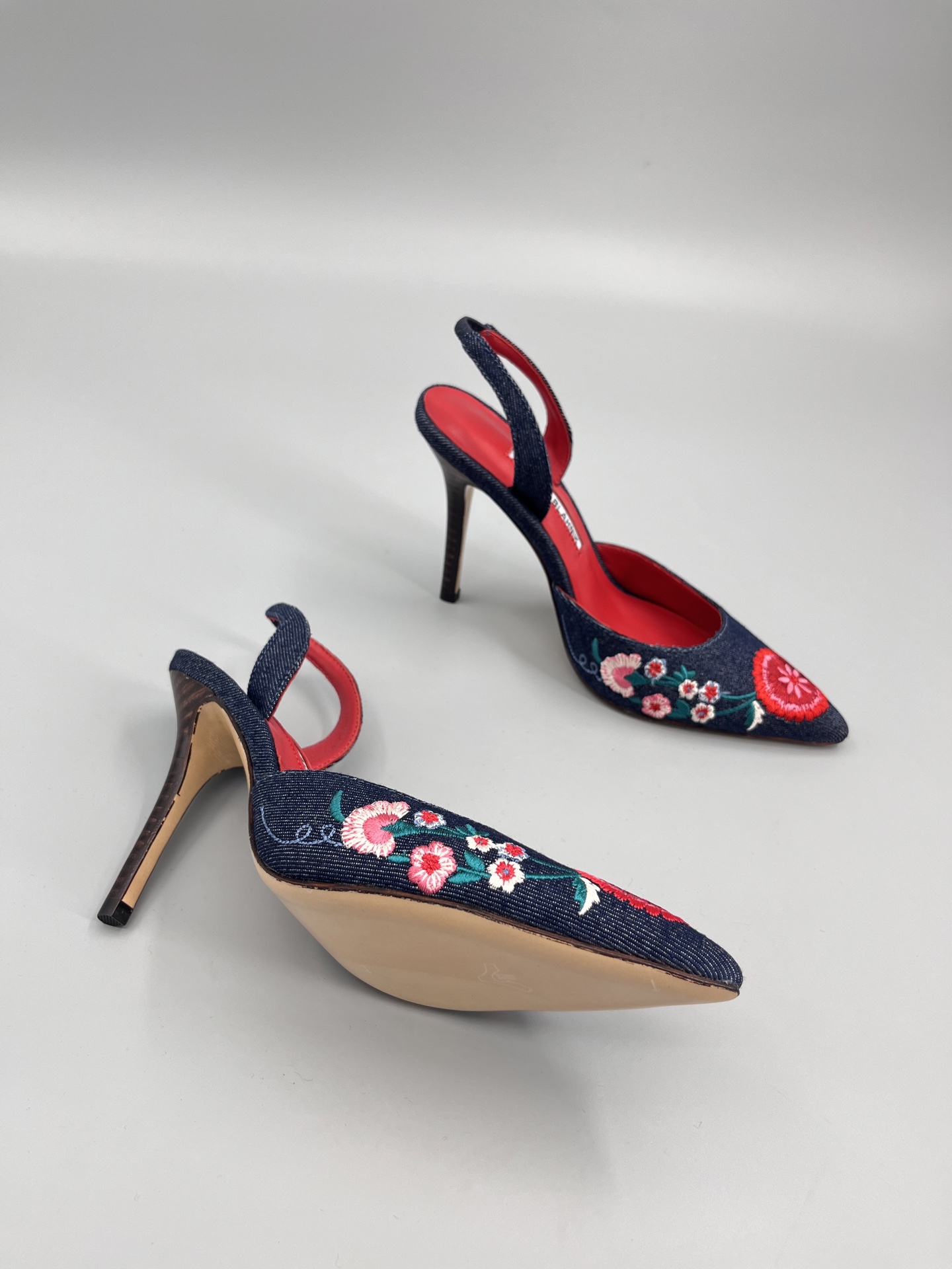 Manolo Blahnik’s Hand-Sewn Flower Embroidery Cowboy Heel Sandals with Italian Leather Soles - 图片 6