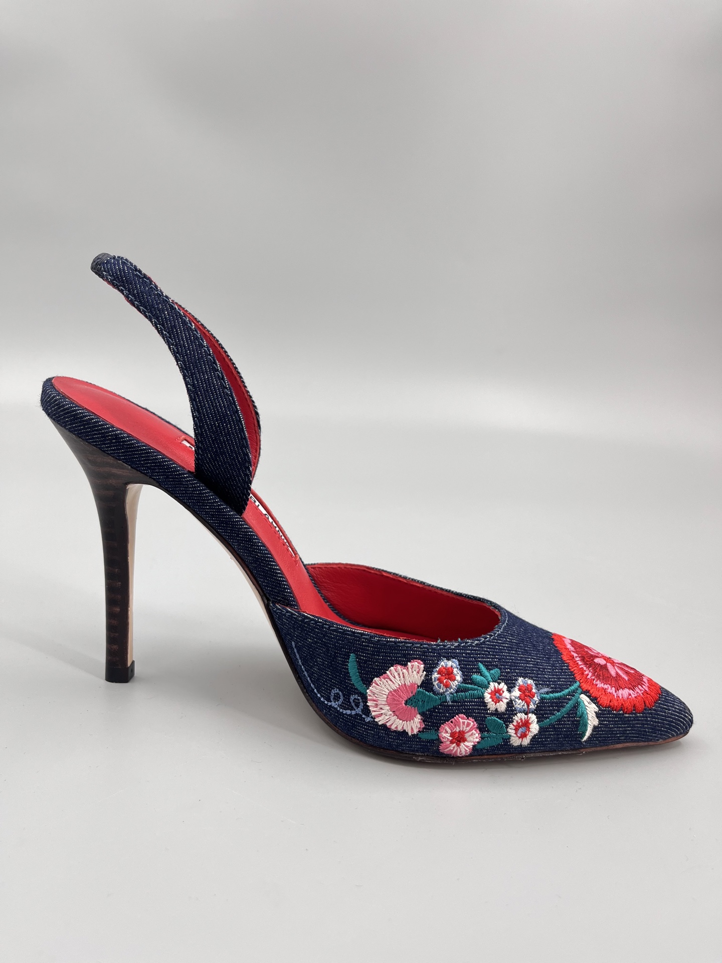 Manolo Blahnik’s Hand-Sewn Flower Embroidery Cowboy Heel Sandals with Italian Leather Soles - 图片 5