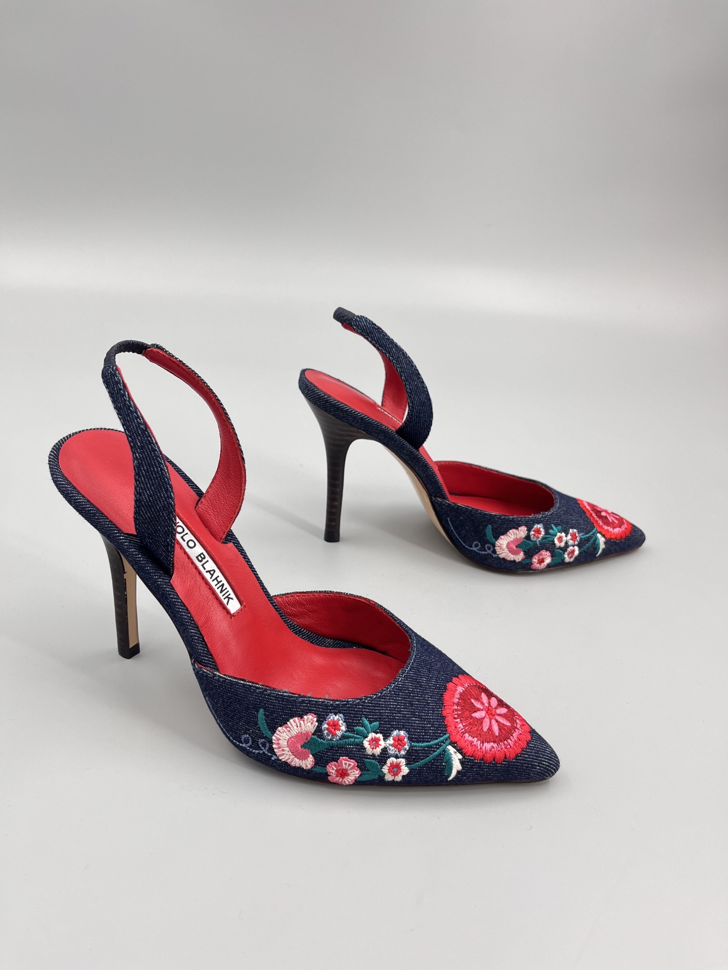 Manolo Blahnik’s Hand-Sewn Flower Embroidery Cowboy Heel Sandals with Italian Leather Soles - 图片 2