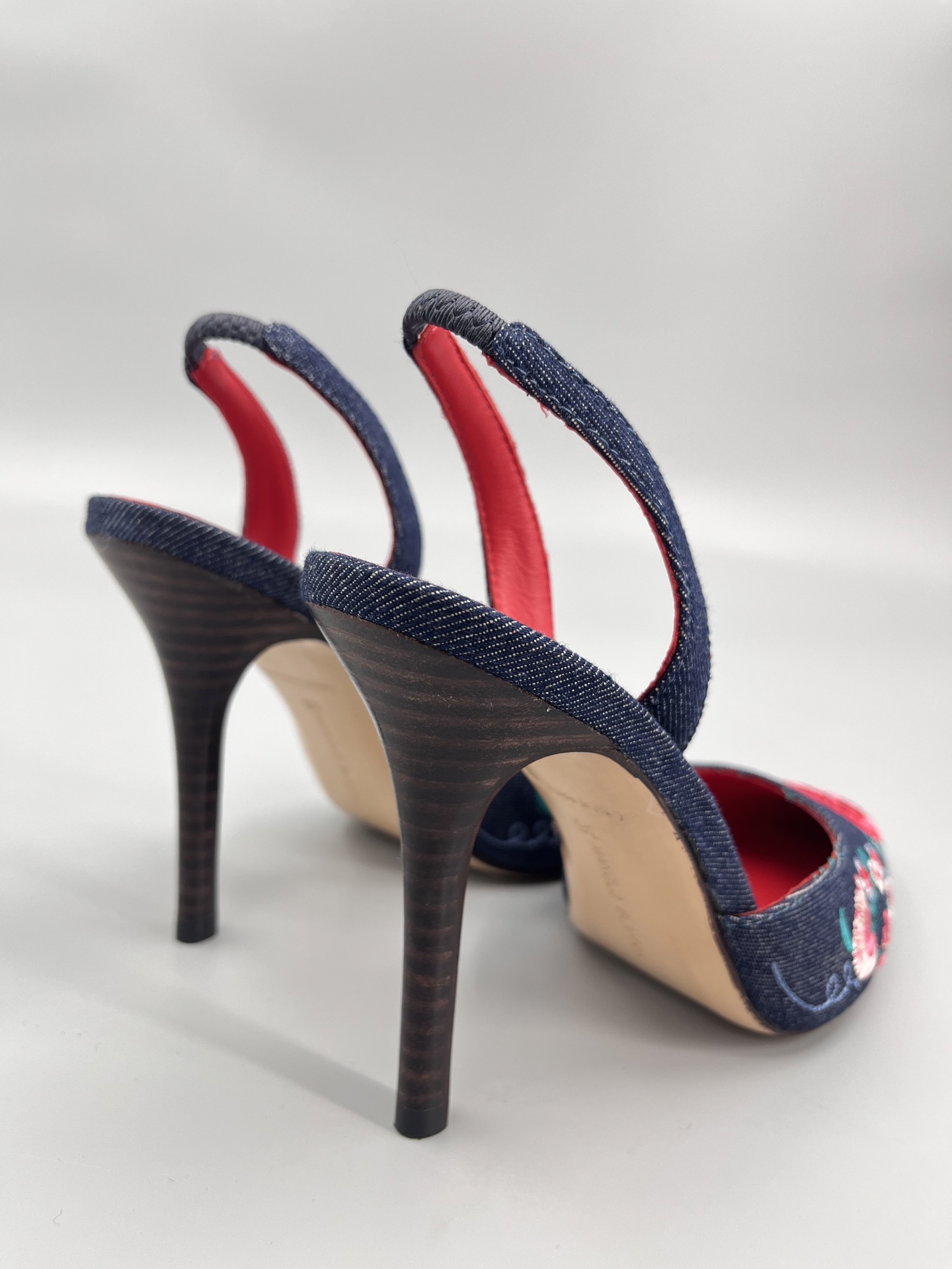 Manolo Blahnik’s Hand-Sewn Flower Embroidery Cowboy Heel Sandals with Italian Leather Soles - 图片 9