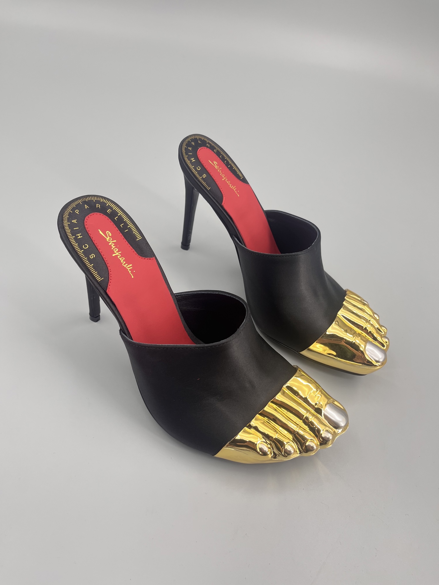 Schiaparelli FW24 Garment Show: Golden Toe Heels in Real Gold and Silver - 图片 3