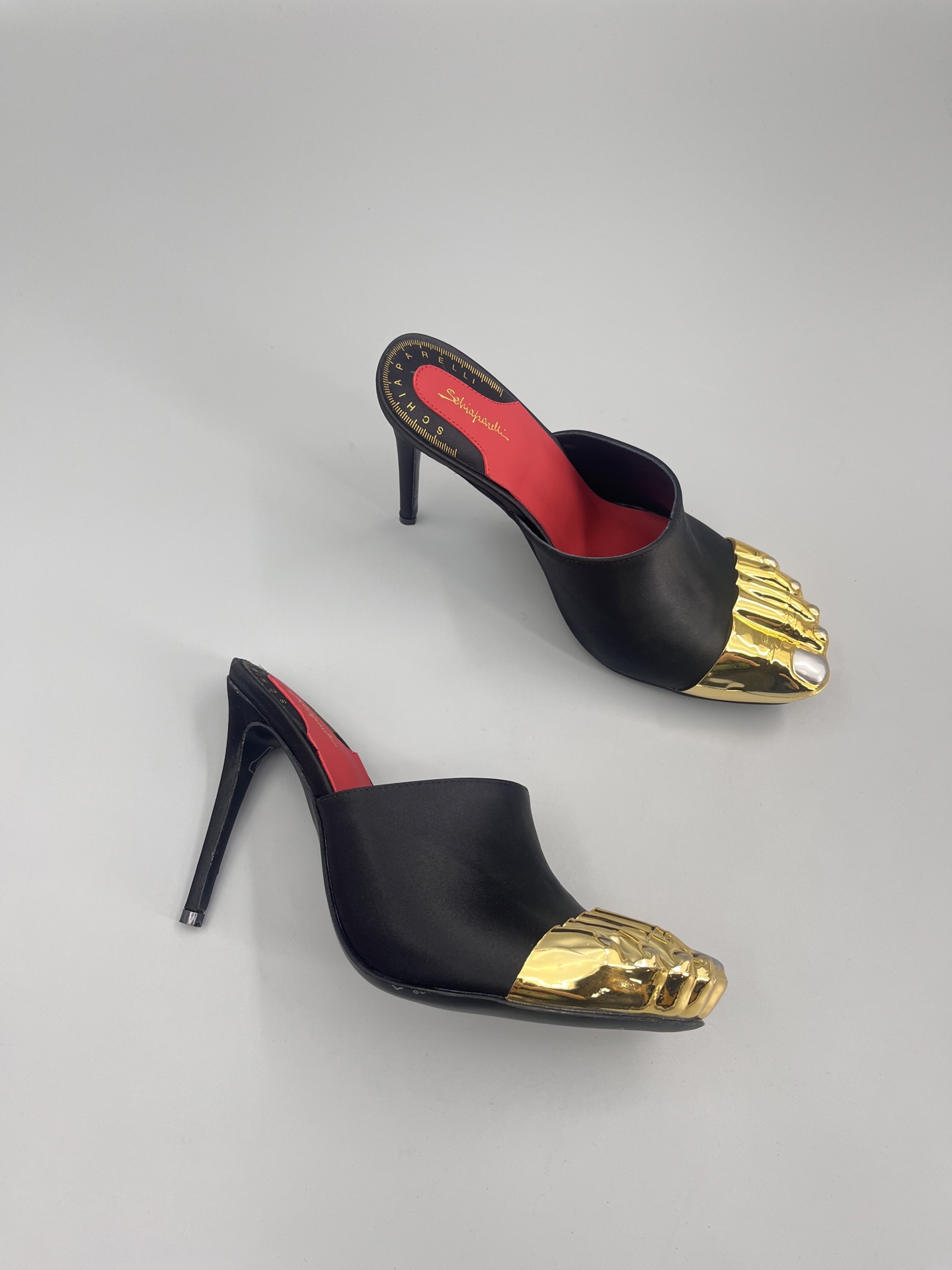 Schiaparelli FW24 Garment Show: Golden Toe Heels in Real Gold and Silver - 图片 6