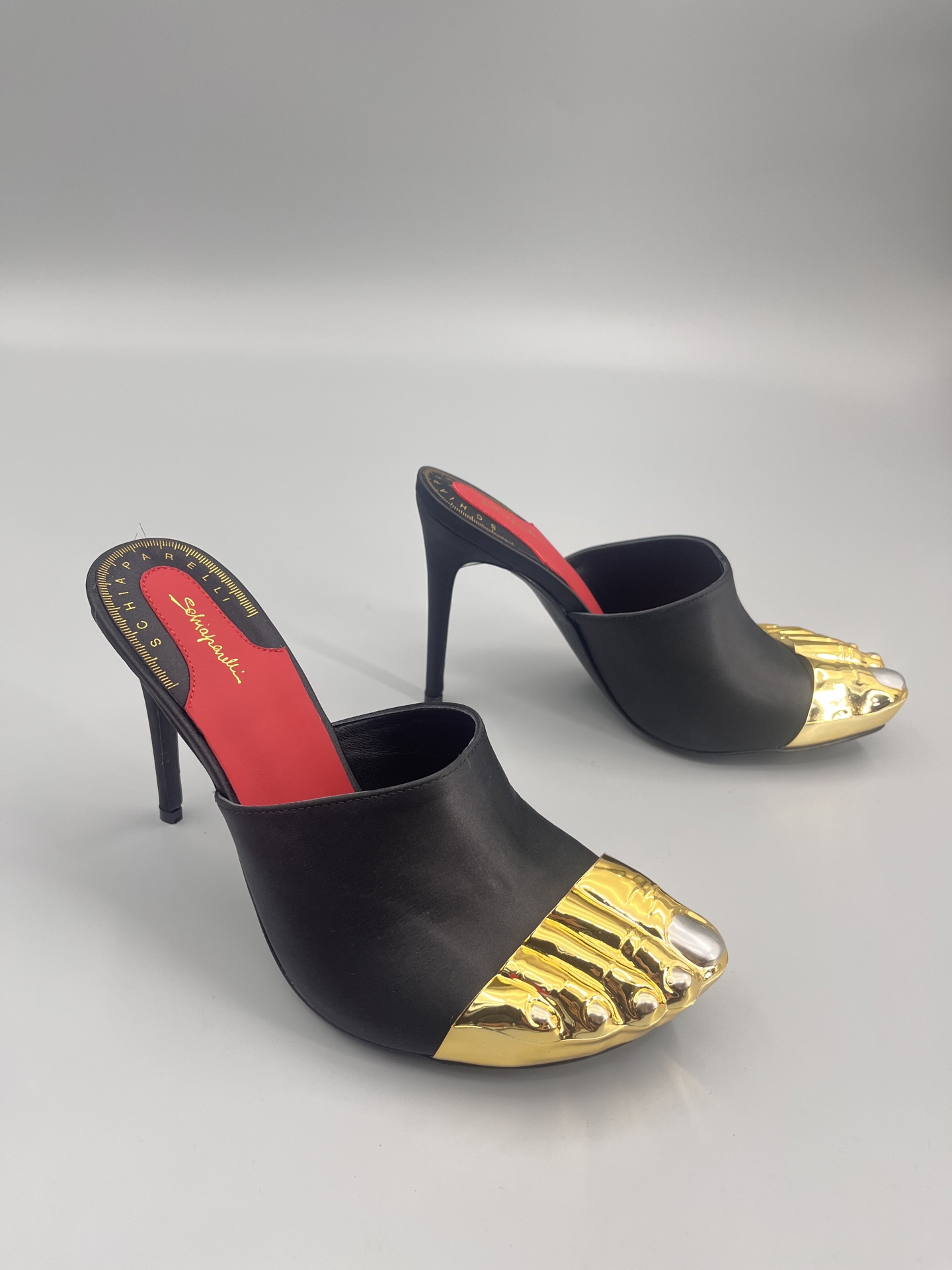 Schiaparelli FW24 Garment Show: Golden Toe Heels in Real Gold and Silver - 图片 2