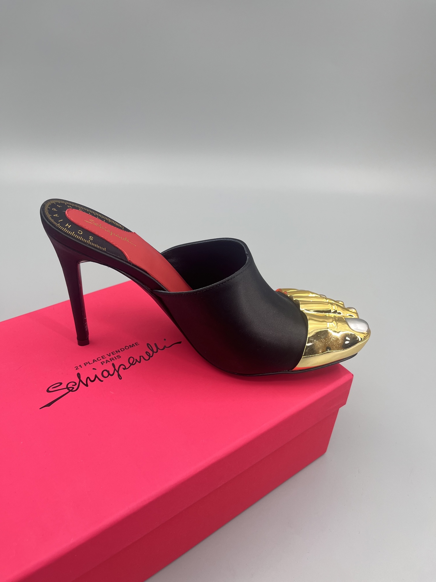 Schiaparelli FW24 Garment Show: Golden Toe Heels in Real Gold and Silver - 图片 5