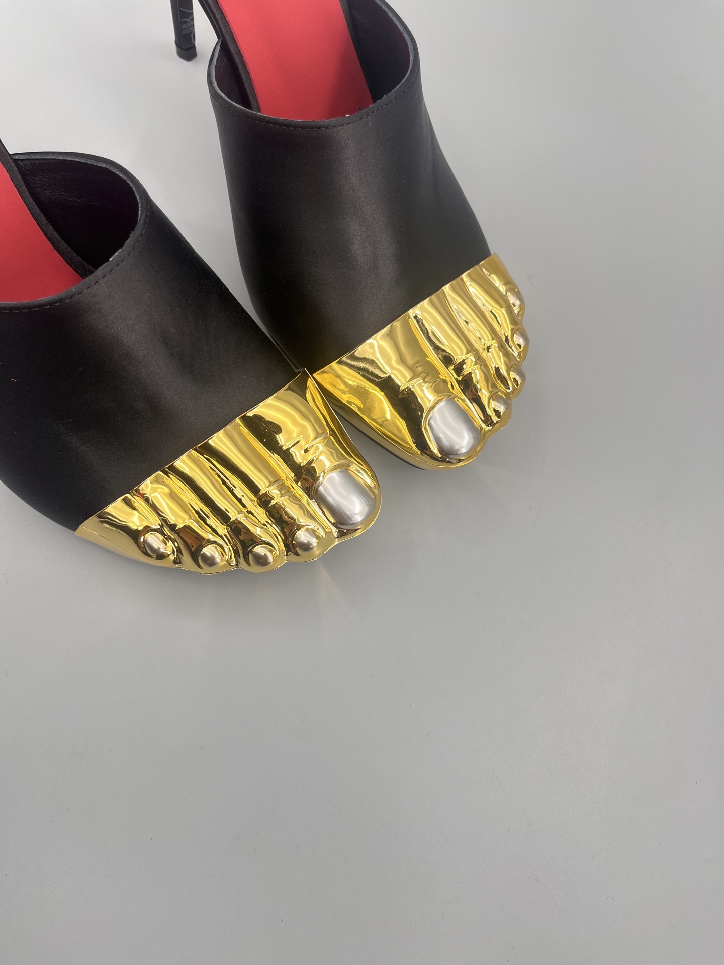 Schiaparelli FW24 Garment Show: Golden Toe Heels in Real Gold and Silver - 图片 7