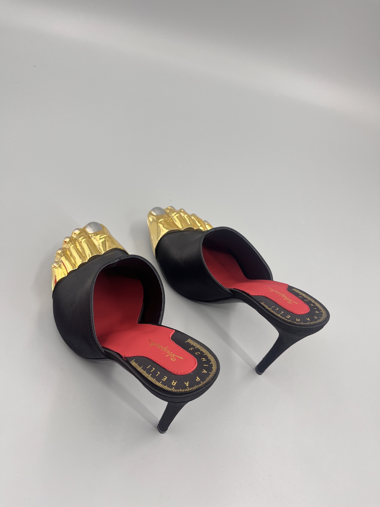 Schiaparelli FW24 Garment Show: Golden Toe Heels in Real Gold and Silver - 图片 9