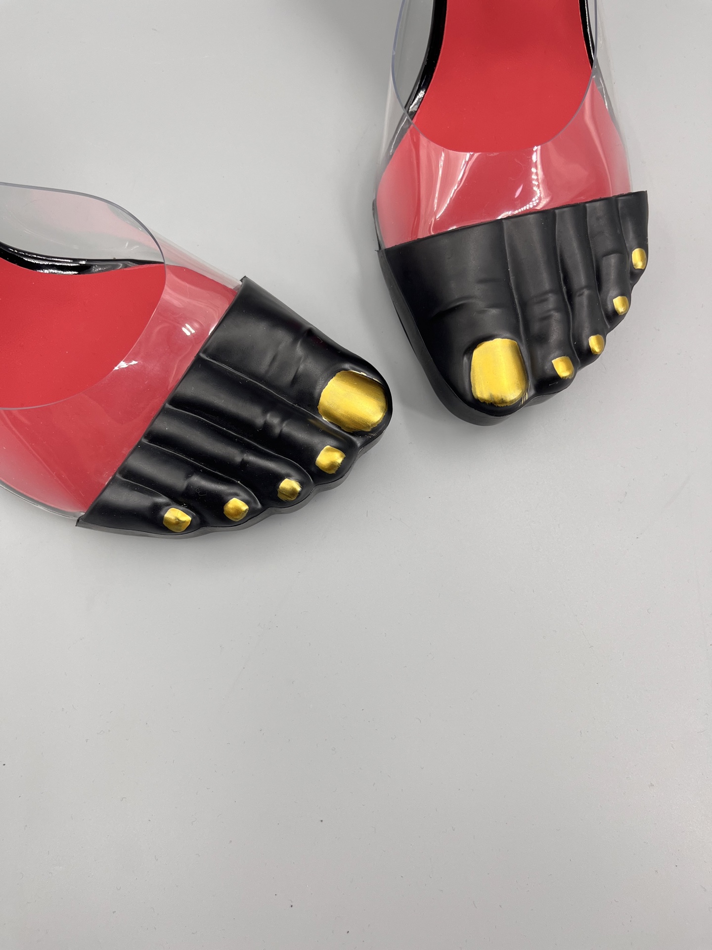 Chaparrily’s Golden Toe Heels: Schiaparelli FW24 Show Steals the Spotlight - 图片 7