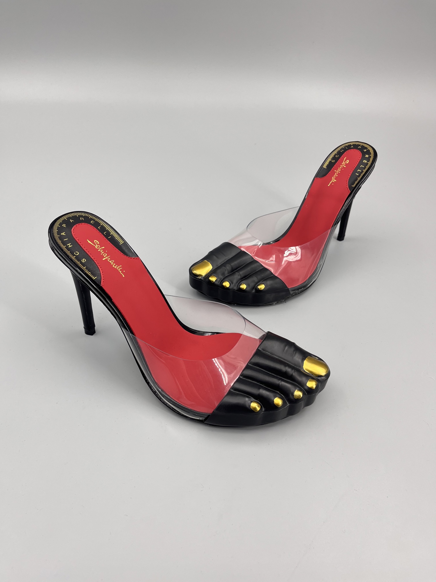 Chaparrily’s Golden Toe Heels: Schiaparelli FW24 Show Steals the Spotlight - 图片 3