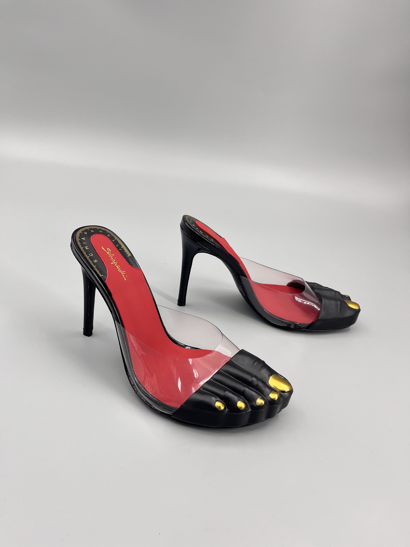 Chaparrily’s Golden Toe Heels: Schiaparelli FW24 Show Steals the Spotlight - 图片 2