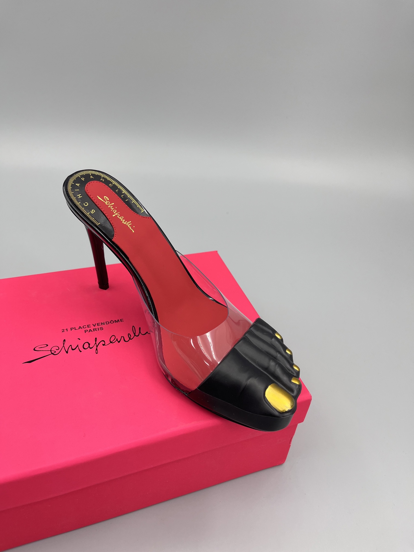 Chaparrily’s Golden Toe Heels: Schiaparelli FW24 Show Steals the Spotlight - 图片 5
