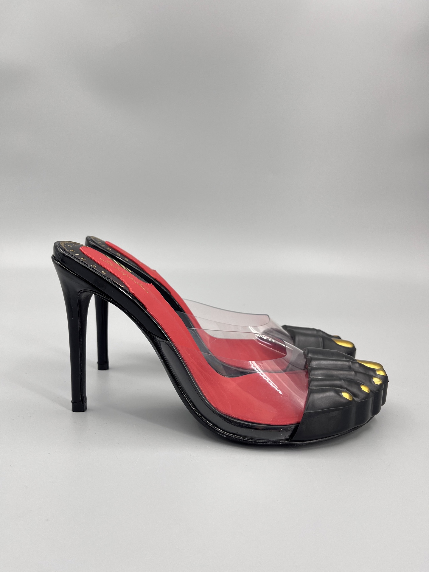 Chaparrily’s Golden Toe Heels: Schiaparelli FW24 Show Steals the Spotlight