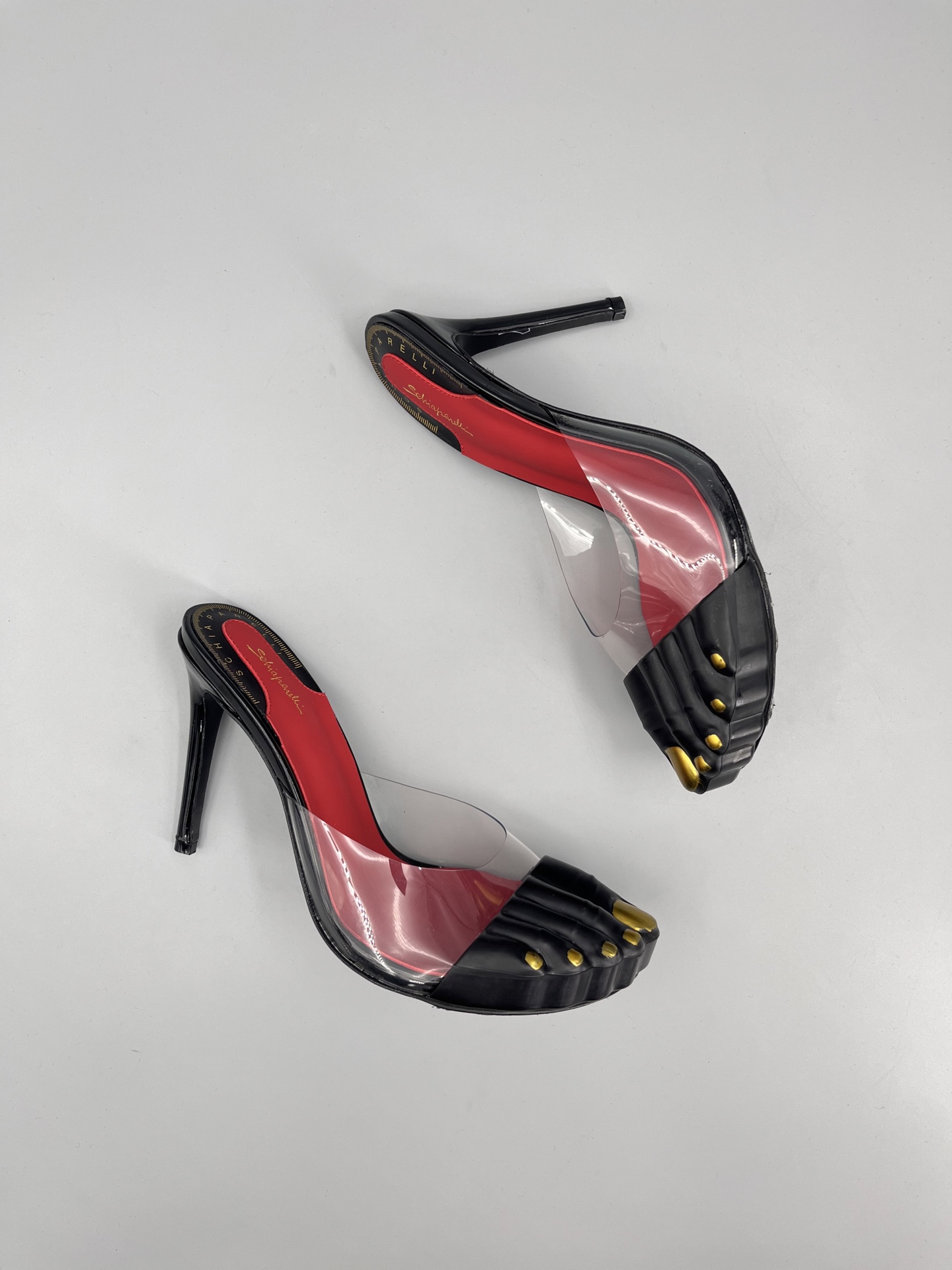 Chaparrily’s Golden Toe Heels: Schiaparelli FW24 Show Steals the Spotlight - 图片 6