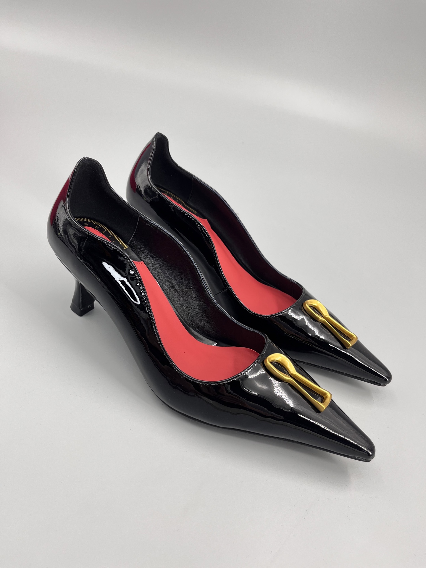 Genius Designer Elsa Schiaparelli: Forgotten Master of Fashion with Unique Shoe Collection - 图片 2