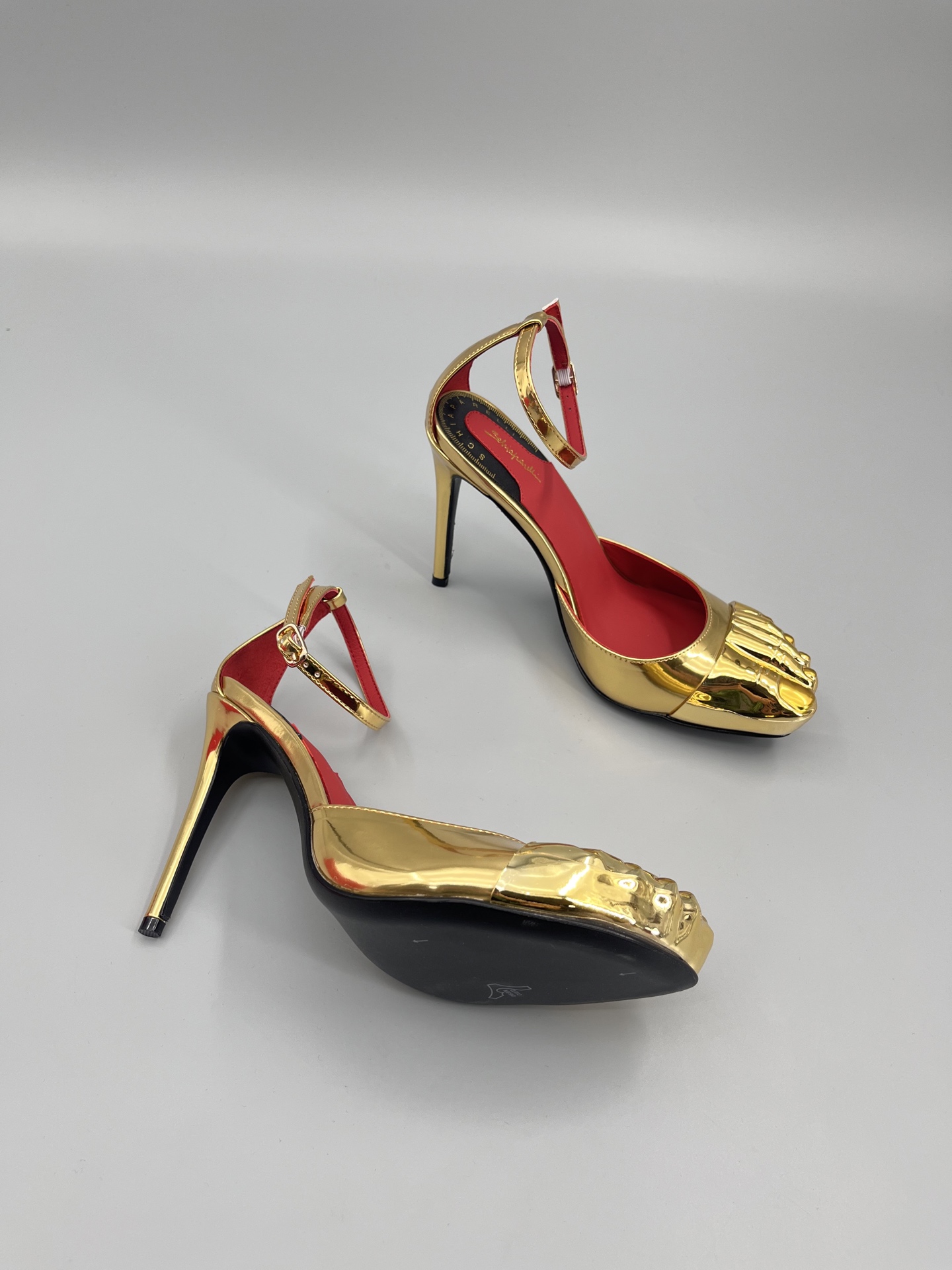 Schiaparelli FW24 Show: Golden Toe Heels Stun Fashion World - 图片 3