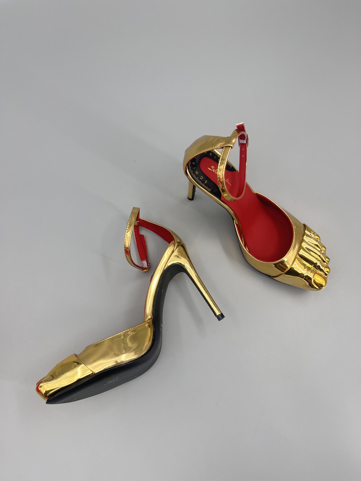 Schiaparelli FW24 Show: Golden Toe Heels Stun Fashion World - 图片 6