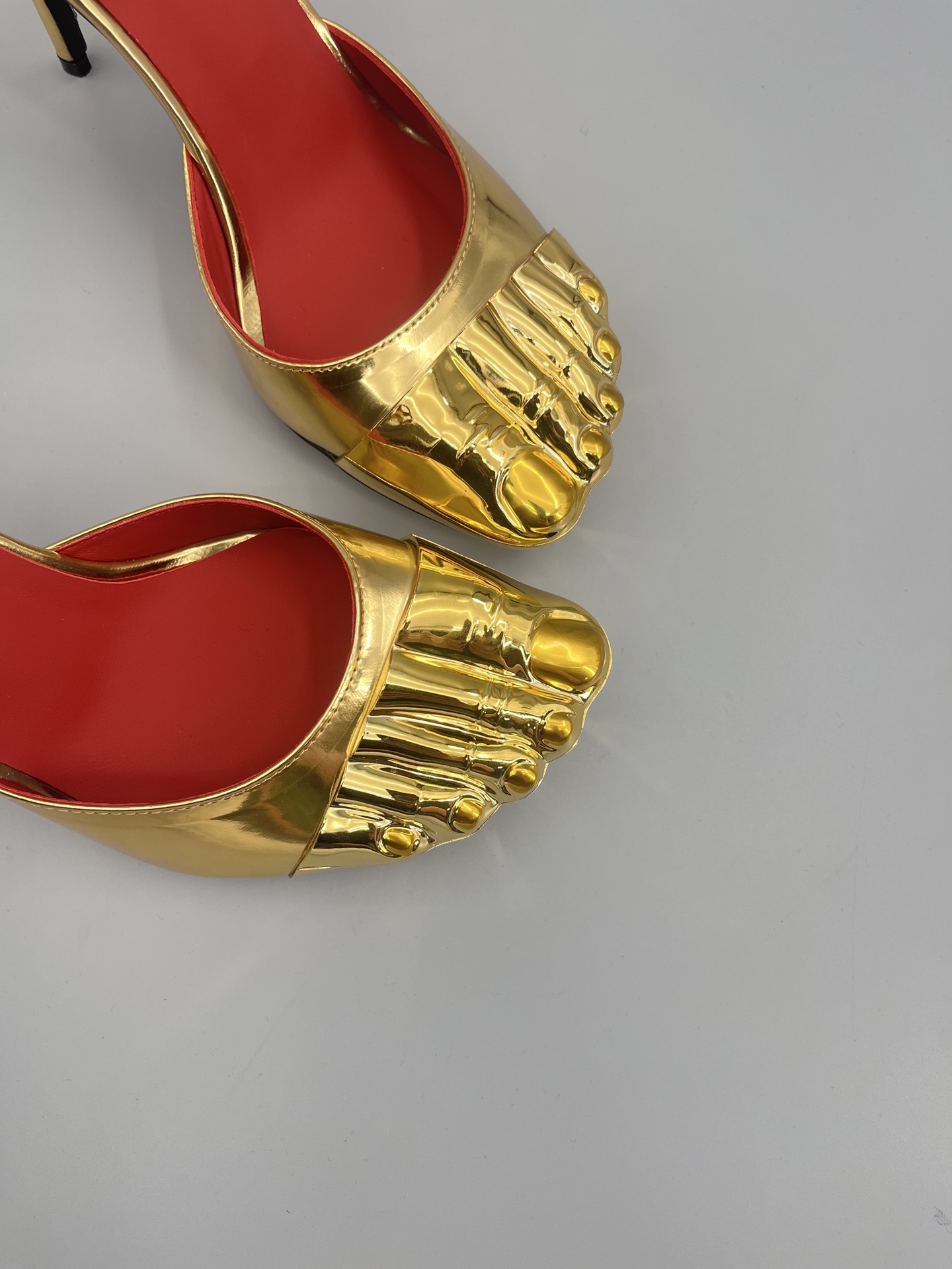 Schiaparelli FW24 Show: Golden Toe Heels Stun Fashion World - 图片 9