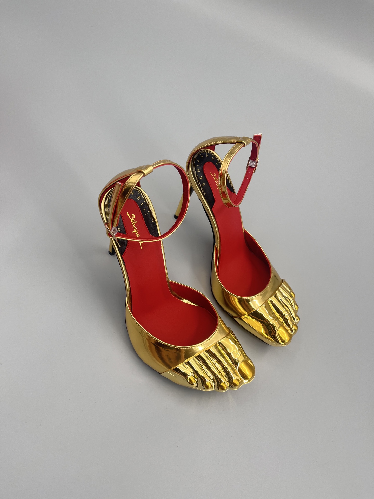Schiaparelli FW24 Show: Golden Toe Heels Stun Fashion World - 图片 4