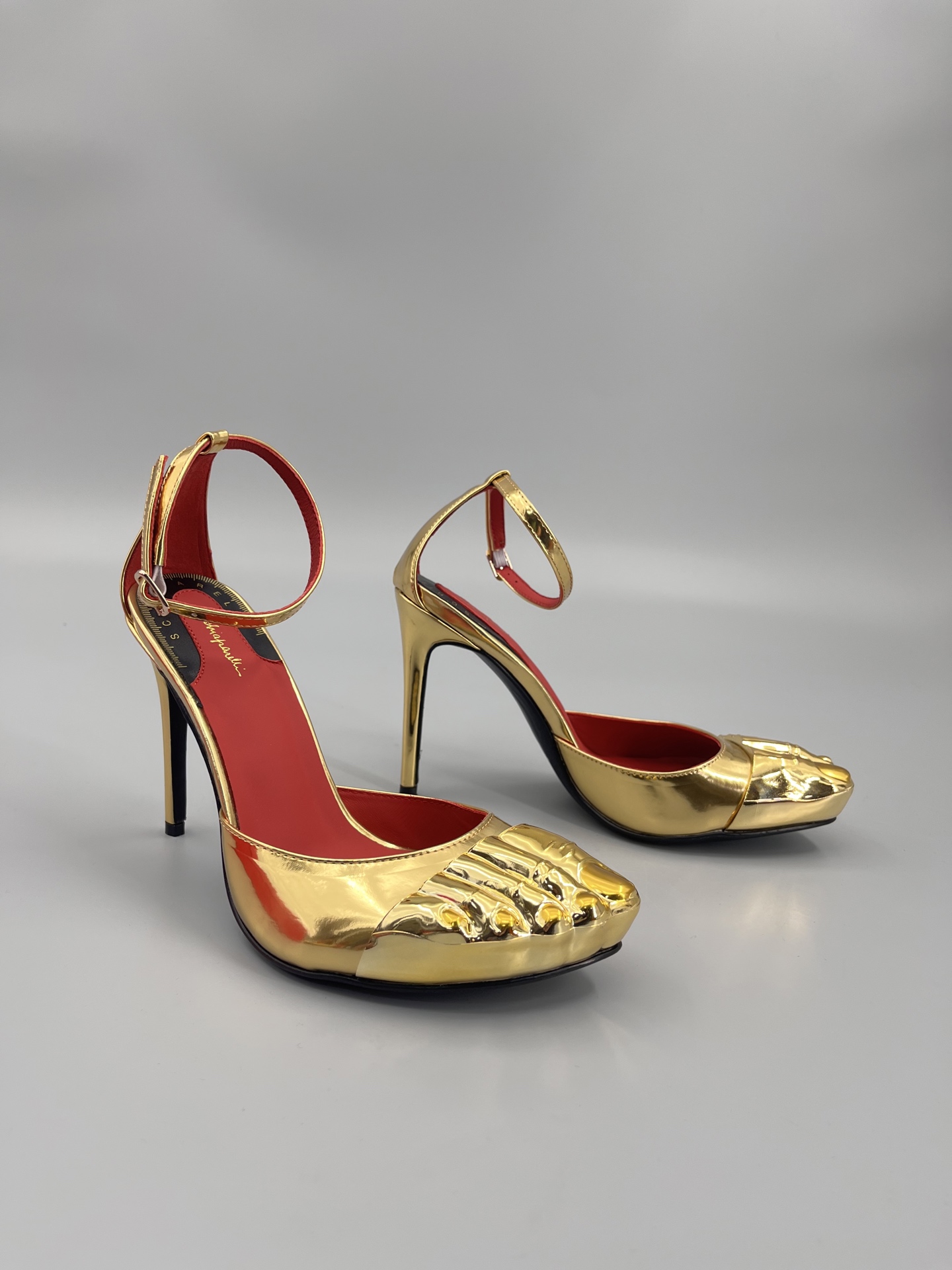 Schiaparelli FW24 Show: Golden Toe Heels Stun Fashion World - 图片 2