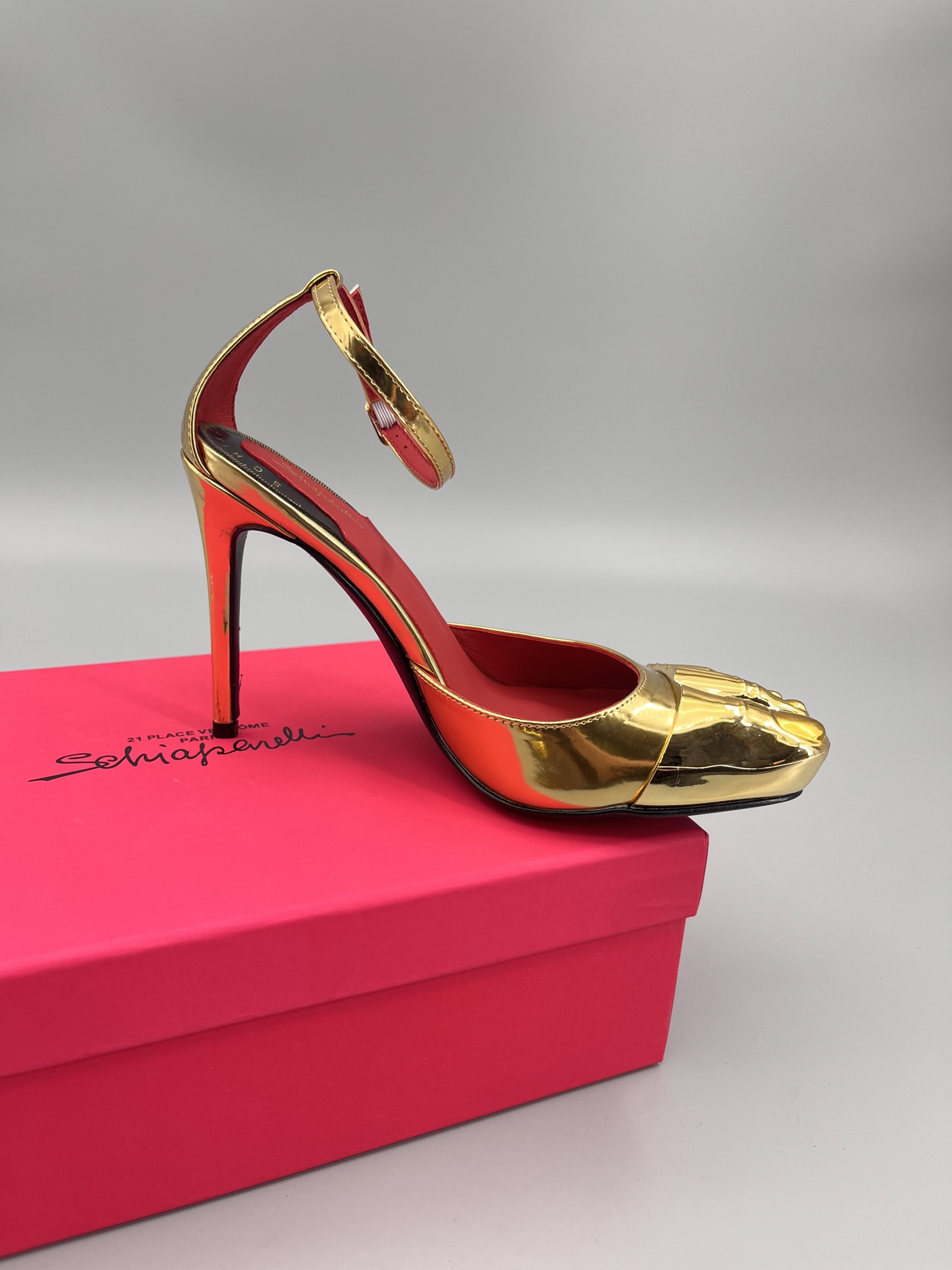 Schiaparelli FW24 Show: Golden Toe Heels Stun Fashion World - 图片 5