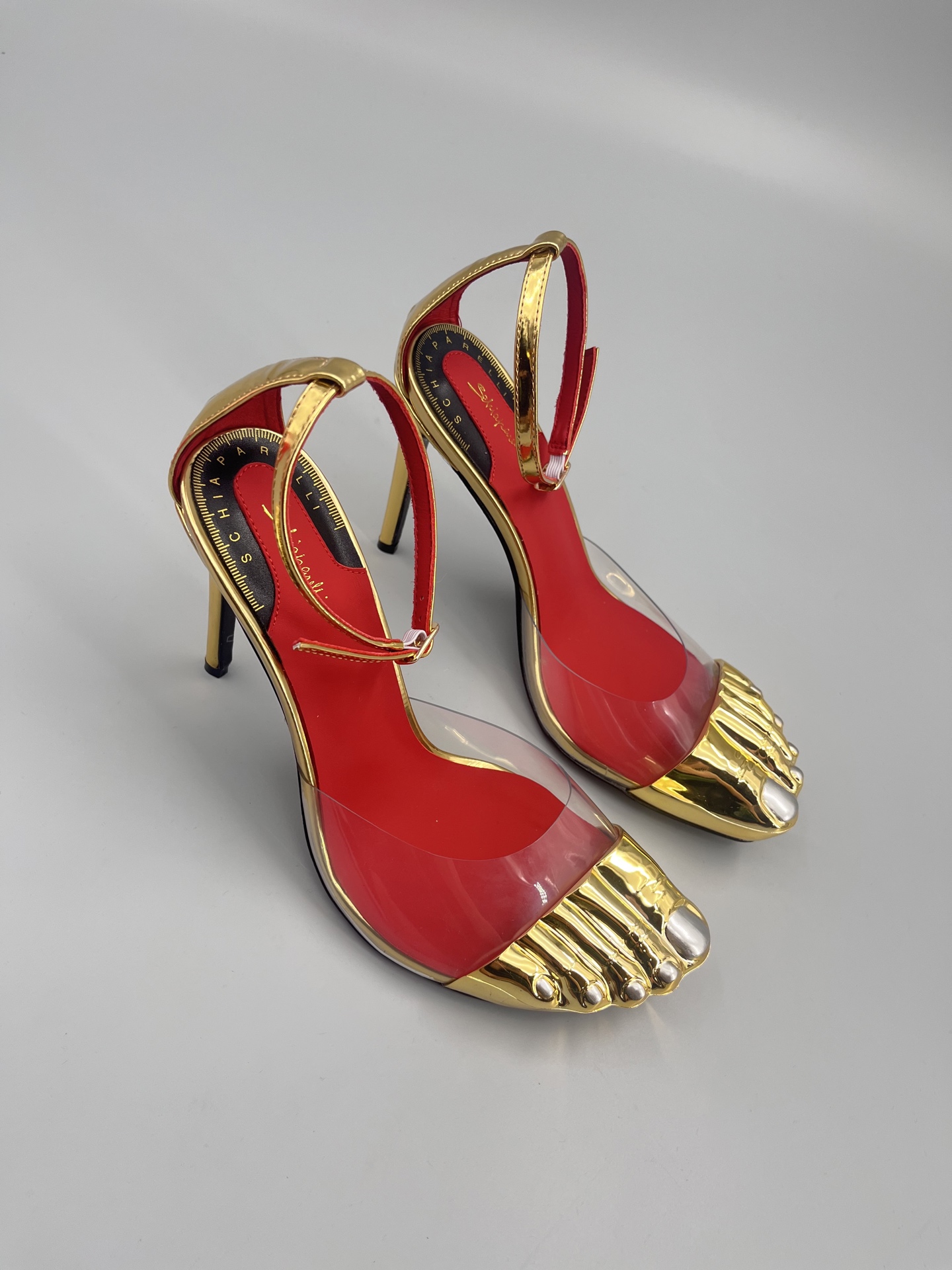 Schiaparelli FW24 Garment Show Highlights: Golden Toe Heels and Real Gold Details - 图片 4