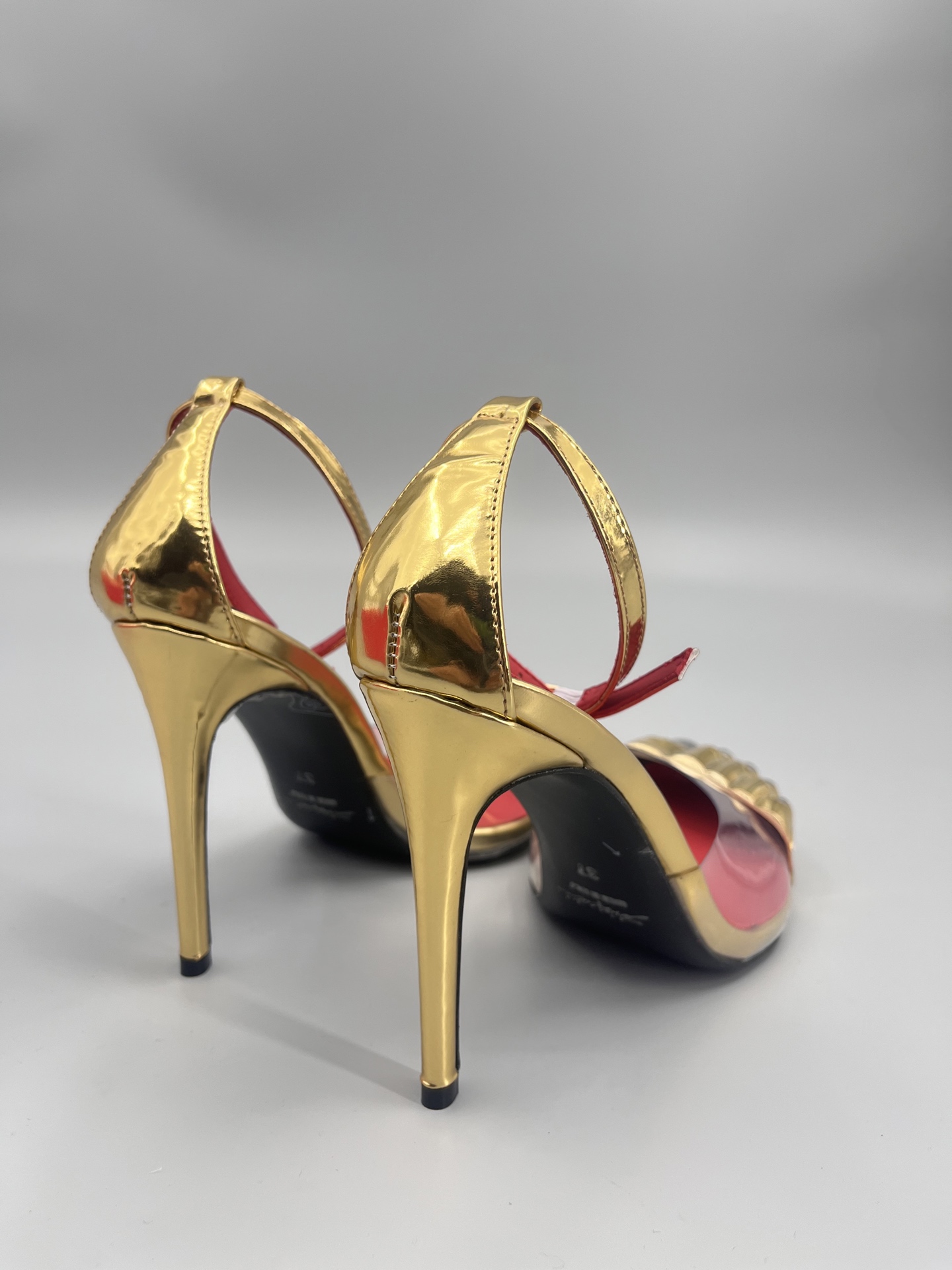 Schiaparelli FW24 Garment Show Highlights: Golden Toe Heels and Real Gold Details - 图片 9