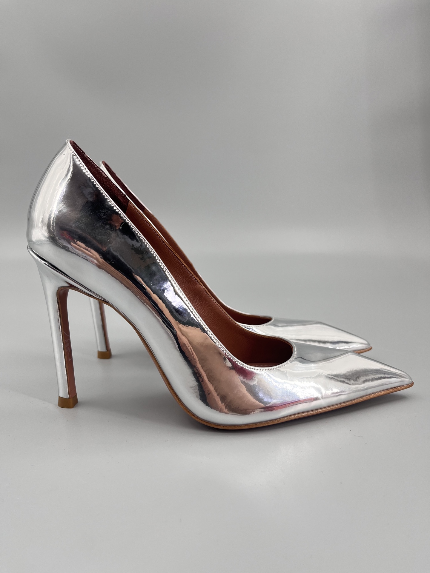 NO:393137,· Fashionable style for show, ★Fabric Sheepskin Inner Sheepskin Sole Cowhide Outsole (original injection molding) Elegant style Create a different feeling Heel height 10cm Special packaging Simple and elegant style!  show bdetails —————————————— ⊿size. ｜35-39 (40 41 42 customized), high heels, cowhide, sheepskin19860909· 走秀时尚款, ★面料 羊皮 内里 羊皮 鞋底 牛皮大底（原版注塑） 优雅风格 创造不一样的感觉 跟高 10cm 专柜包装 简约气质款式！ show bdetails ————————————  ⊿size. ｜35-39（40 41 42 定制）,高跟鞋单鞋,high heels,cowhide,sheepskin,Women's Shoes