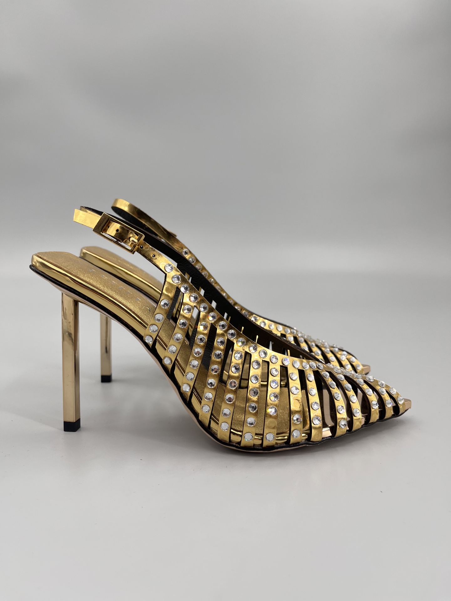 NO:393133,LeSilla's beautiful laser hot diamond three-dimensional high-heeled sandals were founded in 1994 by the founder Enio Silla. He is passionate about designing and producing shoes, combining designer's ingenuity with craftsmen's superb skills to give high heels a unique beauty and feminine charm. Design style LeSilla high heels focus on details and presentation of female body. Through careful tailoring and curved design, the shoes are ensured to fit the foot better and provide a comfortable wearing experience. Fabric patent leather, inner lining original sheepskin heel height 10cm, original leather sole, size 35-42 (customized by 40, 41, 42), high heels sandals, sandals, high heels, sheepskin19860909LeSilla绝美激光烫钻立体裁剪高跟凉鞋 成立于1994年,由创始人Enio Silla创立.他对设计和生产鞋子充满热情,将设计师的巧思与工匠的精湛技艺相结合,赋予高跟鞋独特的美感和女性魅力 设计风格LeSilla高跟鞋注重细节和女性身体的呈现,通过精心的剪裁和曲线设计,确保鞋子更好地贴合脚型,提供舒适的穿着体验 面料漆皮 内里原版羊皮 跟高10cm 大底原版真皮底 码数35—42（40、41、42定制）,高跟鞋凉鞋,sandals,high heels,sheepskin,Women's Shoes