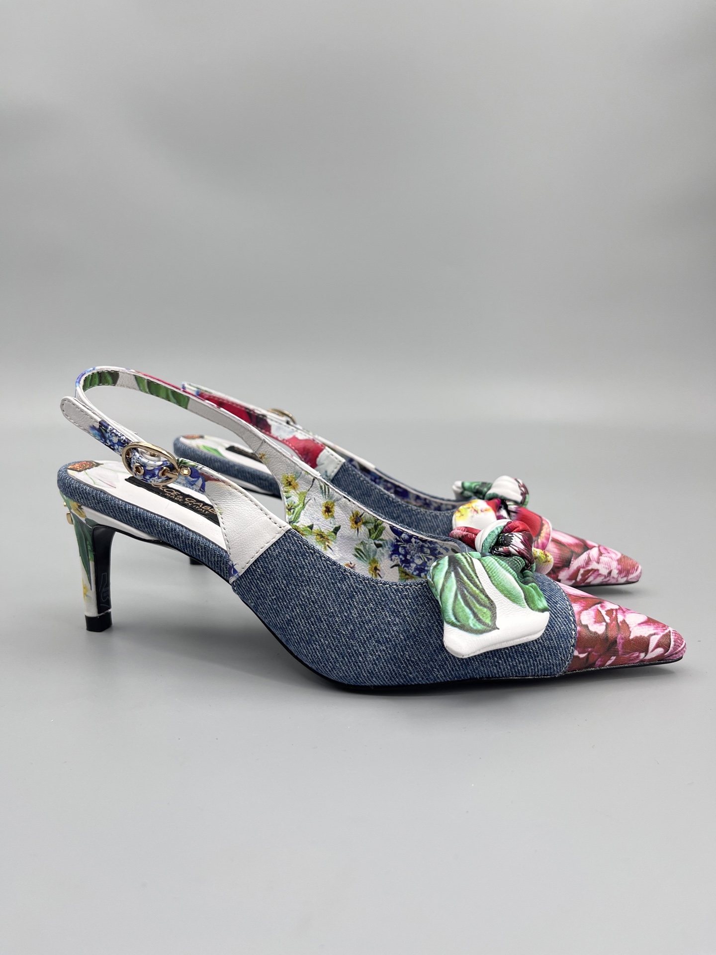 NO:393129,Dolce & Gabbana's beautiful retro denim print bow decorative high heels Dolce & Gabbana's design emphasizes the combination of emotion, tradition and culture. Grandmother's emerald green cowhide shoes, blessed with vivid dragonfly petals. The workmanship is super detailed, matched with rhinestone metal buckles. Although the design is simple, it makes people unable to take a look at the shoes. It is elegant and noble. Upper denim print, inner sheepskin, heel height 6.5 sole genuine leather, size 35-39 (40.41·42 order) Butterfly original customization Dolce & Gabbana's original one-to-one packaging, high heels, Dolce & Gabbana, Dolce & Gabbana, sandals, high heels, cowhide, sheepskin19860909杜嘉班纳Dolce&Gabbana绝美复古 牛仔印花蝴蝶结装饰高跟鞋 杜嘉班纳的设计讲究情感、传统和文化的结合 祖母翡翠绿的牛皮鞋身,加持活灵活现的蜻蜓花瓣 做工是超级细致,搭配水钻的金属扣环,虽然设计简单,却让人对这双鞋移不开眼,优雅又高贵 鞋面牛仔印花 内里羊皮 跟高6.5 鞋底真皮 码数35-39（40.41·42订） 蝴蝶原版定制 杜嘉班纳原版一比一包装,高跟鞋凉鞋,Dolce&Gabbana,Dolce&Gabbana,sandals,high heels,cowhide,sheepskin,Women's Shoes