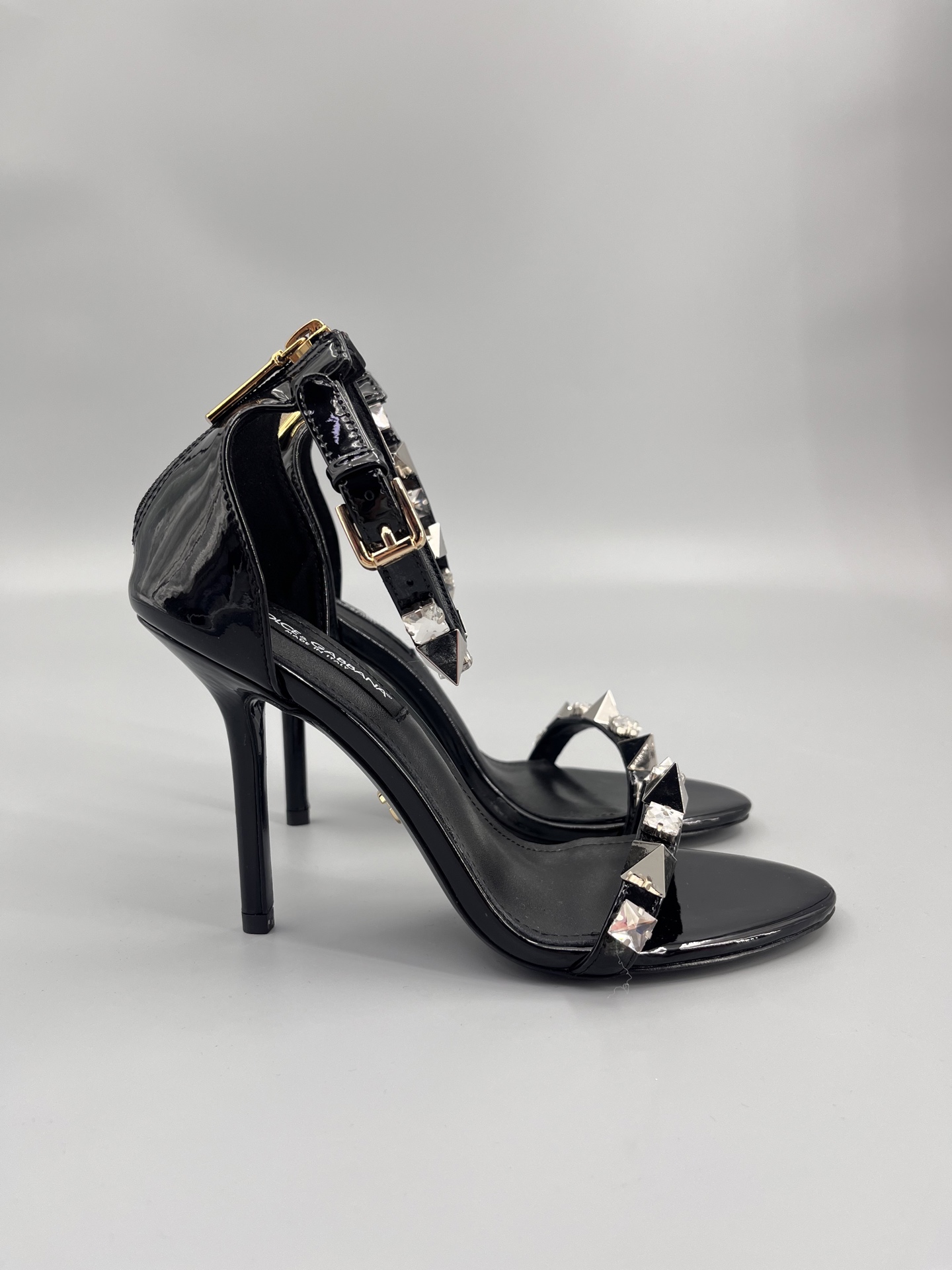 NO:393125,Dolce & Gabbana patent leather diamond buckle open-toe sandals, beautiful glass crystal decorative diamond buckle decorative high heels, full of firepower and unlimited creativity. Since Italian women pay special attention to clothing and accessories, the design styles of Dolce & Gabbana are very gorgeous, from retro fur bags to various embroidered knee socks, all have a strong Dolce & Gabbana atmosphere. Dolce & Gabbana's design emphasizes the combination of emotions, tradition and culture. Grandmother's emerald green cowhide shoes, bless the vivid dragonfly petals. The workmanship is super detailed, matched with rhinestone metal buckles. Although the design is simple, it makes people unable to take a look at the shoes, elegant and noble. Upper patent leather/cowhide inner sheepskin height 10cm sole genuine leather Size 35-39 (40.41·42 order) Butterfly original custom  Dolce & Gabbana original one-to-one packaging, high heels sandals, Dolce & Gabbana, Dolce & Gabbana, sandals, high heels, cowhide, sheepskin19860909杜嘉班纳Dolce&Gabbana漆皮钻扣露趾凉鞋 绝美玻璃水晶装饰钻扣装饰高跟鞋 火力全开、创意无限,由于意大利女性特别讲究穿着和饰品,所以Dolce&Gabbana的设计风格都相当华丽、小到皮草制的复古提包到各种绣满图案的及膝袜,都有极具浓厚的杜嘉班纳气息 杜嘉班纳的设计讲究情感、传统和文化的结合 祖母翡翠绿的牛皮鞋身,加持活灵活现的蜻蜓花瓣 做工是超级细致,搭配水钻的金属扣环,虽然设计简单,却让人对这双鞋移不开眼,优雅又高贵 鞋面漆皮/牛皮 内里羊皮 跟高10cm 鞋底真皮 码数35-39（40.41·42订） 蝴蝶原版定制 杜嘉班纳原版一比一包装,高跟鞋凉鞋,Dolce&Gabbana,Dolce&Gabbana,sandals,high heels,cowhide,sheepskin,Women's Shoes