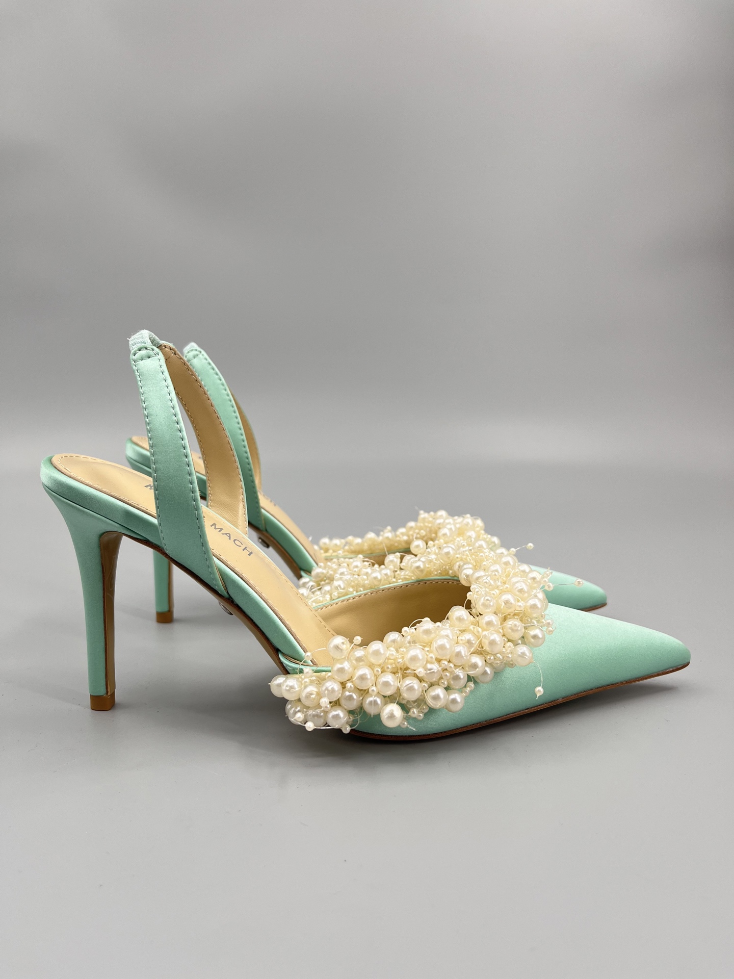 NO:393114,2025 summer new product & pearl decorative high heel sandals Beautiful princess shoes, no one. Never resist this kind of bingbing thing. Have a pair of sisters, don’t be too eye-catching when you go out, full of temperament. Brand new pearl decoration, I’m looking forward to the new belt-type climbing belt. Enough beauty. Follow the bright sunshine. Take a fashionable and high-end route. Let’s take a look at the different world outside together. —————————— ⊿size. ｜35-42 (40 41 42 custom-made non-return) ⊿color｜Multi-color ⊿heel ｜10cm ⊿fabric ｜Silk ⊿out sole ｜Italian cowhide outsole, high heels, cowhide, real silk198609092025夏季新品＆ 珍珠装饰高跟凉鞋 绝美公主鞋,没有之一 对这种bingbing的事物永远没有抵抗力 跟姐妹各来一双,出门不要太抢眼哦,气质满满 全新珍珠装饰,非常期待 环带式攀带 足够的美感 跟随明媚阳光.走时髦高端路线 一起去看看外面不一样的世界 ————————————  ⊿size. ｜35-42（40 41 42定制不退换）  ⊿color｜多色系  ⊿heel ｜10cm  ⊿面料 ｜真丝  ⊿ 大底 ｜意大利牛皮大底,高跟鞋凉鞋,sandals,high heels,cowhide,real silk,Women's Shoes