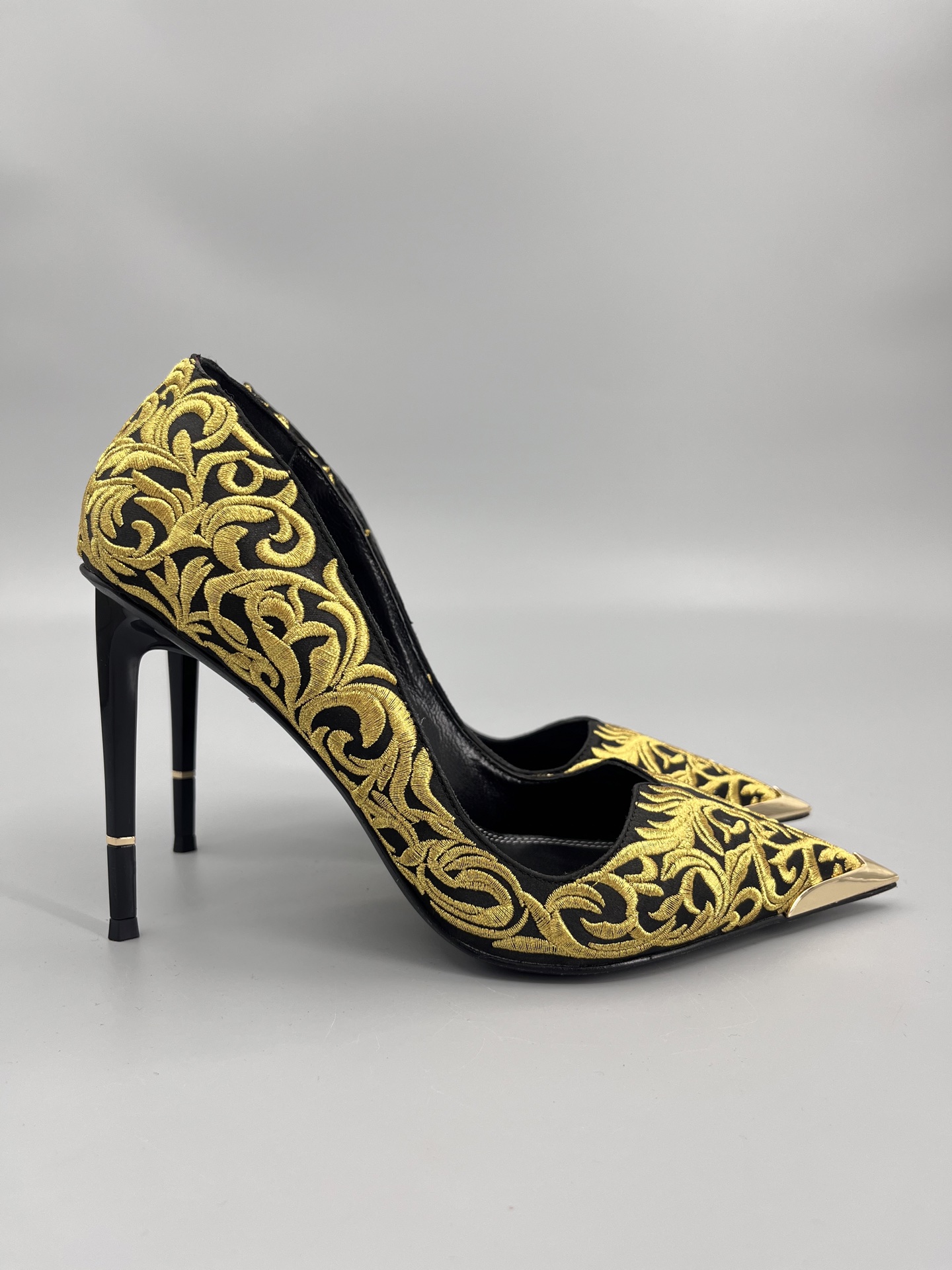 NO:393101,TARO ISHIDA black patent leather silver jewelry black agate, extremely slim high heels 11cm high-end brand founded in 2018. Designer TARO ISHIDA (Taro Ishida) was born in Amsterdam, grew up in Japan, lived in Milan, and worked in Tokyo. If the red-soled Christian Loubotin is the gold of shoes, then TARO ISHIDA is the diamond of shoes. This is not a high heel, this is a work of art. Black patent leather shoe body, black agate toe paired with silver metal carvings. Every curve of the shoes is just right. Pure hand-made customization. Such crafts are so beautiful that they can't help themselves, and the craftsmanship is very impressive. Upper patent leather inner cowhide foot leather, footbed cowhide, outsole genuine leather, original packaging one to one, high heel shoes, high  heels,cowhide,gold19860909TARO ISHIDA黑色漆皮银饰黑玛瑙 极细高跟鞋 11cm 创立于2018年的高跟鞋高端品牌 设计师TARO ISHIDA（石田太郎） 生于阿姆斯特丹,长于日本,居于米兰,工于东京.如果说红底Christian Loubotin是鞋之黄金 那么TARO ISHIDA就是鞋之钻石 这不是高跟鞋,这是妥妥的艺术品. 黑色漆皮鞋身,黑色玛瑙鞋头 搭配银色金属雕饰 鞋子的每一个弧度都恰到好处 纯手工定制 这样的工艺品简直美到无法自拔 不能自已,工艺感爆表. 鞋面漆皮 内里牛皮 垫脚牛皮 大底真皮 包装原版一比一,高跟鞋单鞋,high heels,cowhide,gold,Women's Shoes