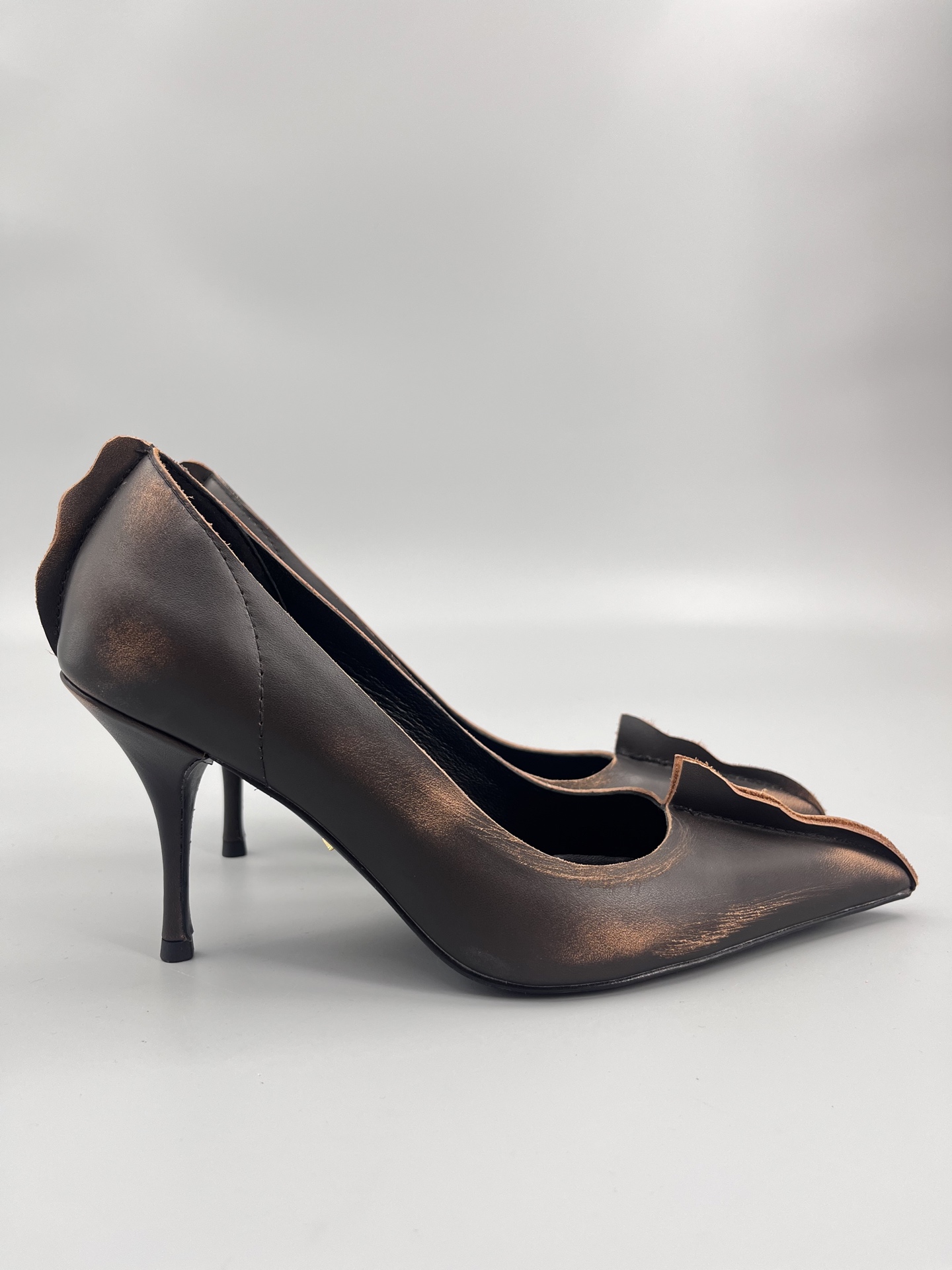 NO:393096,2025 Fashion Show PRADA/Prada 25 Fashion Show retro old pointed toe cat heels. I must praise this pair of kitten heels. It is quite high-end, cool and a little retro sexy!  The upper is made of imported retro washing cowhide, inner foot pad imported lambskin, Italian imported cowhide outsole, heel height 8.5cm Size35-39 (customized by 40/41), high heels, prada, prada, high heels, cowhide, sheepskin198609092025时装走秀PRADA/普拉达25走秀复古做旧尖头 猫跟单鞋 必须夸一下这双小猫跟 挺高级的 酷中带点复古小性感！ 鞋面采用进口复古水洗牛皮 内里垫脚进口小羊皮 意大利进口牛皮大底 跟高8.5cm Size35-39（40/41定制）,高跟鞋单鞋,prada,prada,high heels,cowhide,sheepskin,Women's Shoes