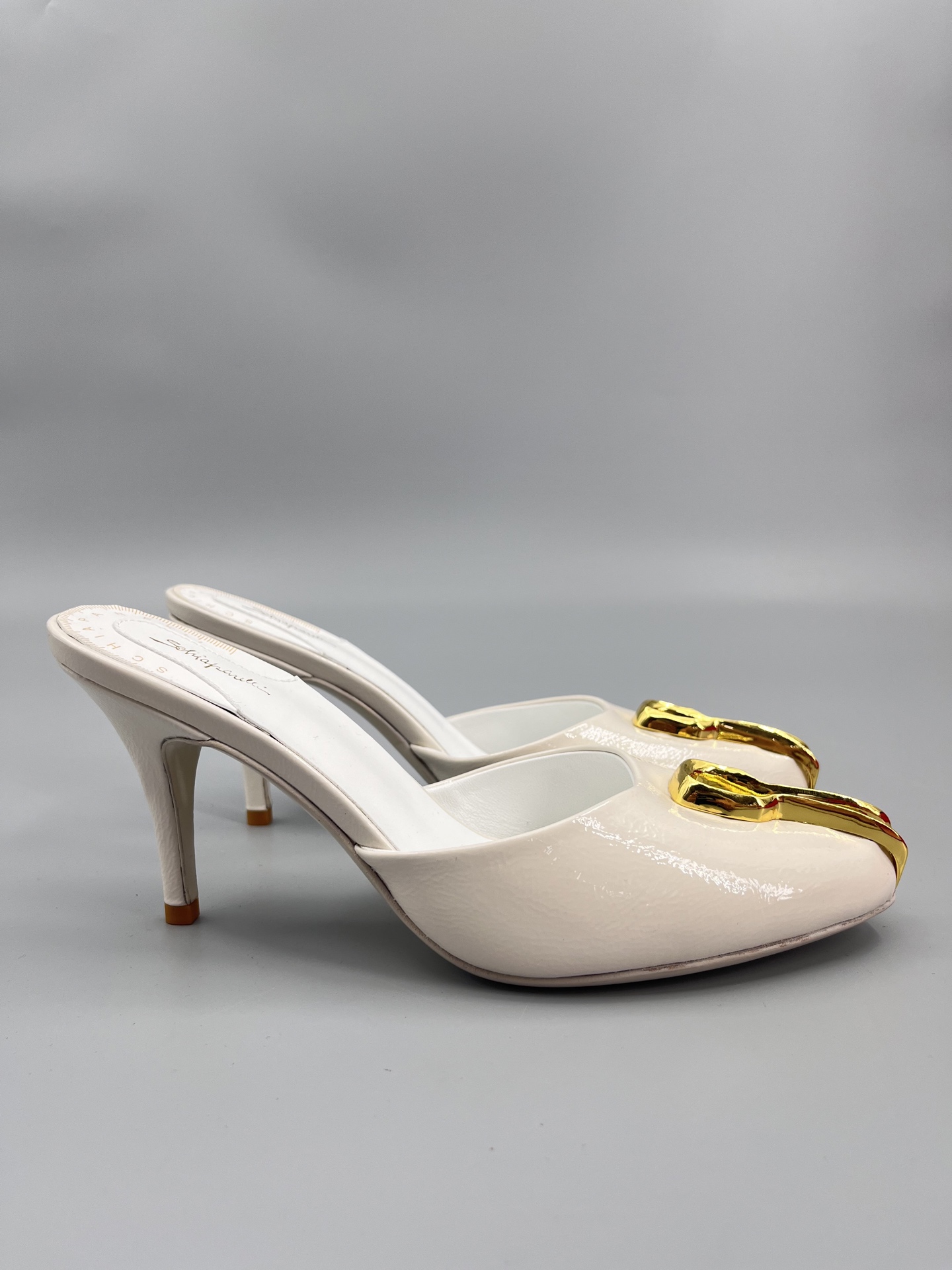 NO:393091,Elsa Schiaparelli, a design master who is forgotten by the public, Elsa Schiaparelli, Chanel's life rival, is a designer who is often described as a 'genius' even in the Paris fashion industry in the 1930s, and was an undisputed overlord. At that time, Shapaparelli was the real celebrity in the circle. The 'Venus' who led the avant-garde and luxurious trend. This genius designer who even Chanel was jealous of many international celebrities. He created countless classics with Dali, but is little known today. Shapaparelli's beautiful alien gold sandals, imported patent leather upper, inner sheepskin, heel height 8.5cm, size 35-39 (40.41. Order) Packaging full set of original packaging, high heels, chanel, sandals, high heels, sheepskin19860909被大众遗忘的设计大师 Elsa Schiaparelli艾尔莎·夏帕瑞丽 香奈儿一生的劲敌,她是常常会被人用‘天才’来形容的设计师即使在上世纪30年代的巴黎时装界 也是无可争议的霸主 当年夏帕瑞丽才是圈子里真正的红人 引领前卫奢华潮流的“维纳斯” 这位连香奈儿都嫉妒的天才设计师 超多国际大咖倾情演绎 与达利创造了无数经典,如今却鲜为人知 夏帕瑞丽 schiaparelli绝美异形金凉鞋 鞋面进口漆皮 内里羊皮 跟高8.5cm 码数35-39（40.41.订） 包装全套原版包装,高跟鞋,chanel,sandals,high heels,sheepskin,Women's Shoes