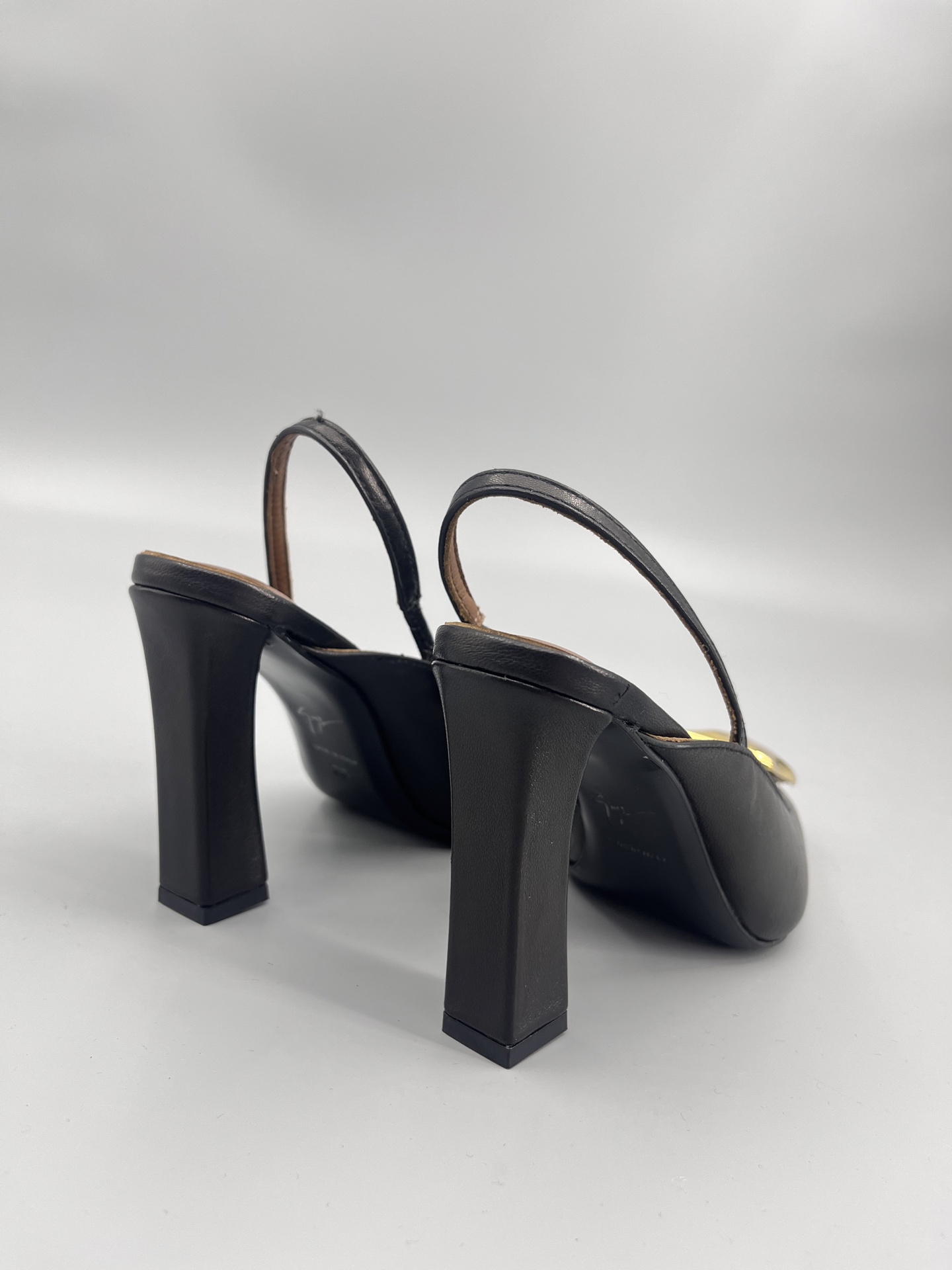 Giuseppe Zanotti: Women’s High Heel Sandals with Metal Button Detail - 图片 9