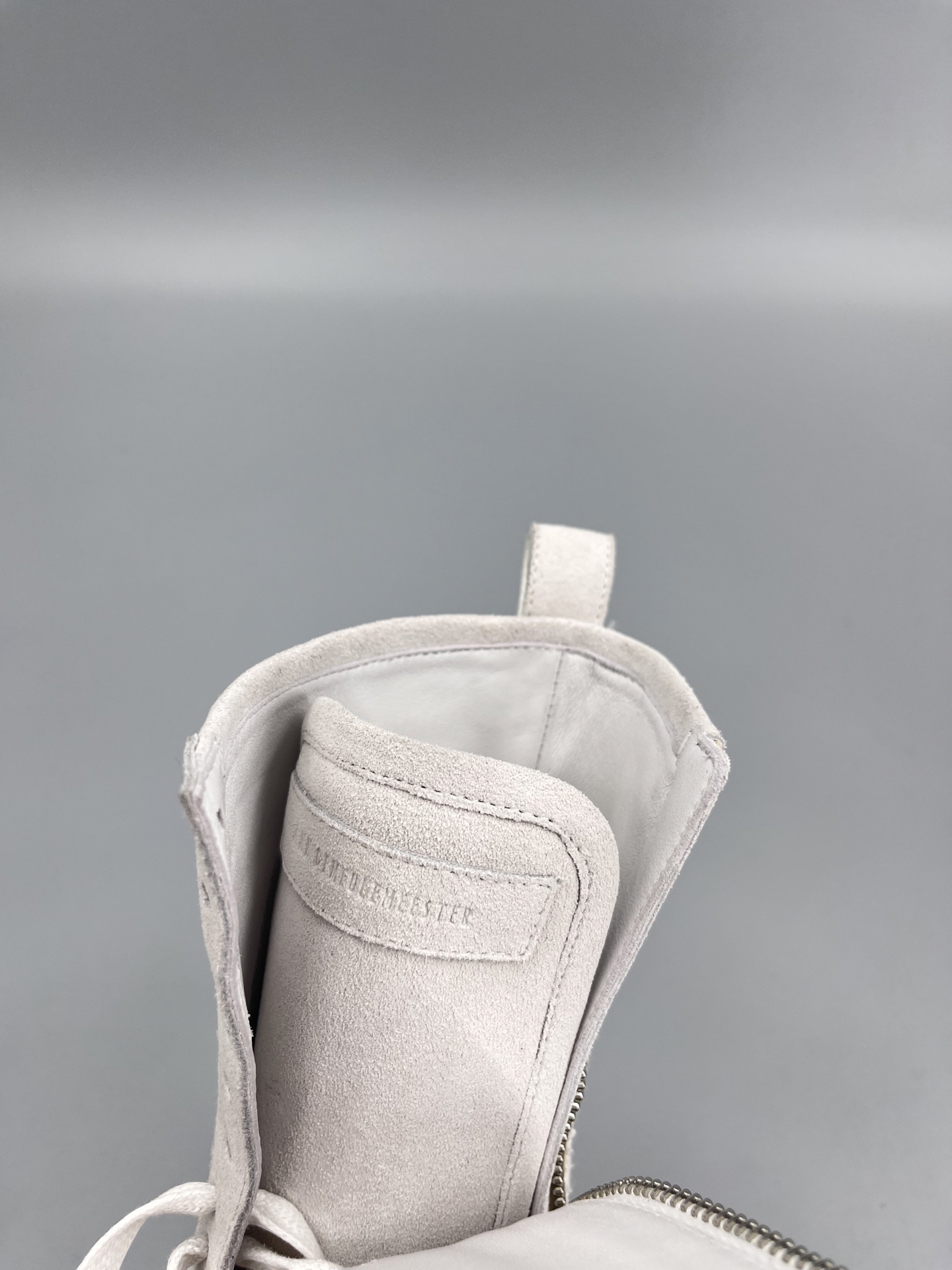 Title: Ann Demeulemeester Fall Winter Boots 2025 Collection Summary: Combines boxing boots and sneakers, blending sports elements with mixed charm in trendy designs. - 图片 9