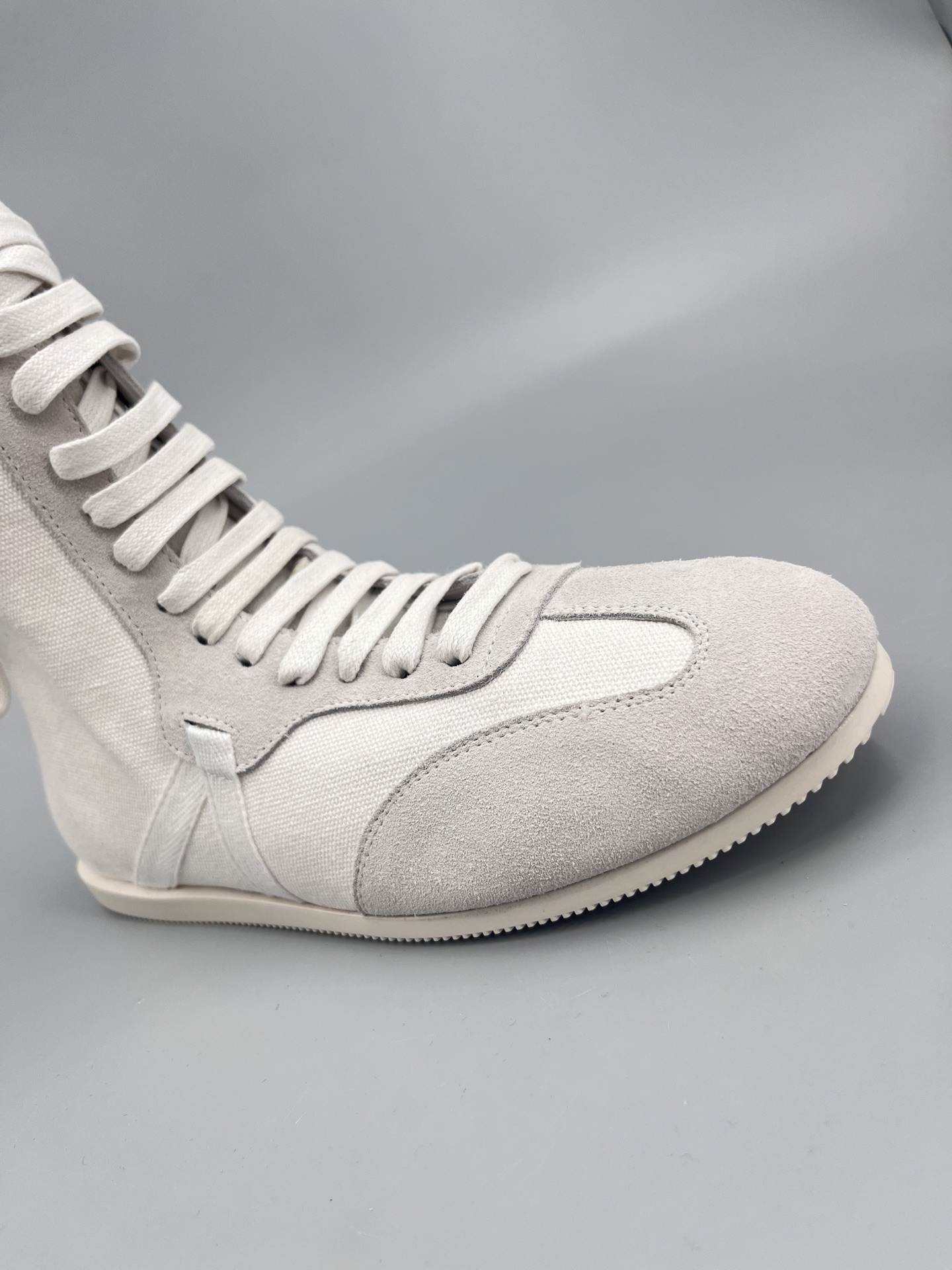 Title: Ann Demeulemeester Fall Winter Boots 2025 Collection Summary: Combines boxing boots and sneakers, blending sports elements with mixed charm in trendy designs. - 图片 8