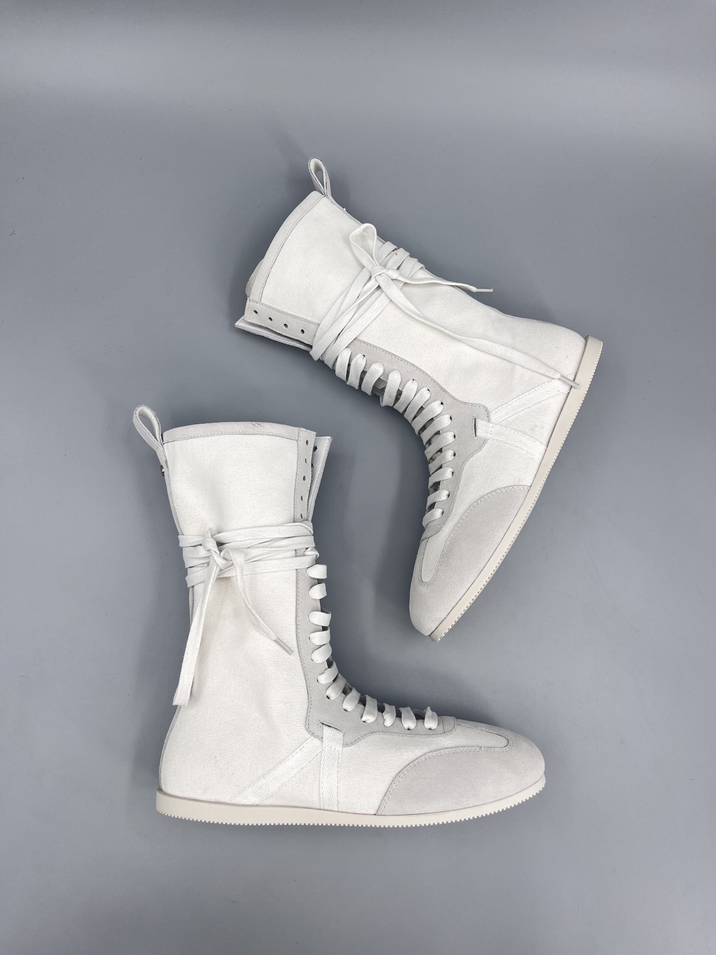 Title: Ann Demeulemeester Fall Winter Boots 2025 Collection Summary: Combines boxing boots and sneakers, blending sports elements with mixed charm in trendy designs. - 图片 3