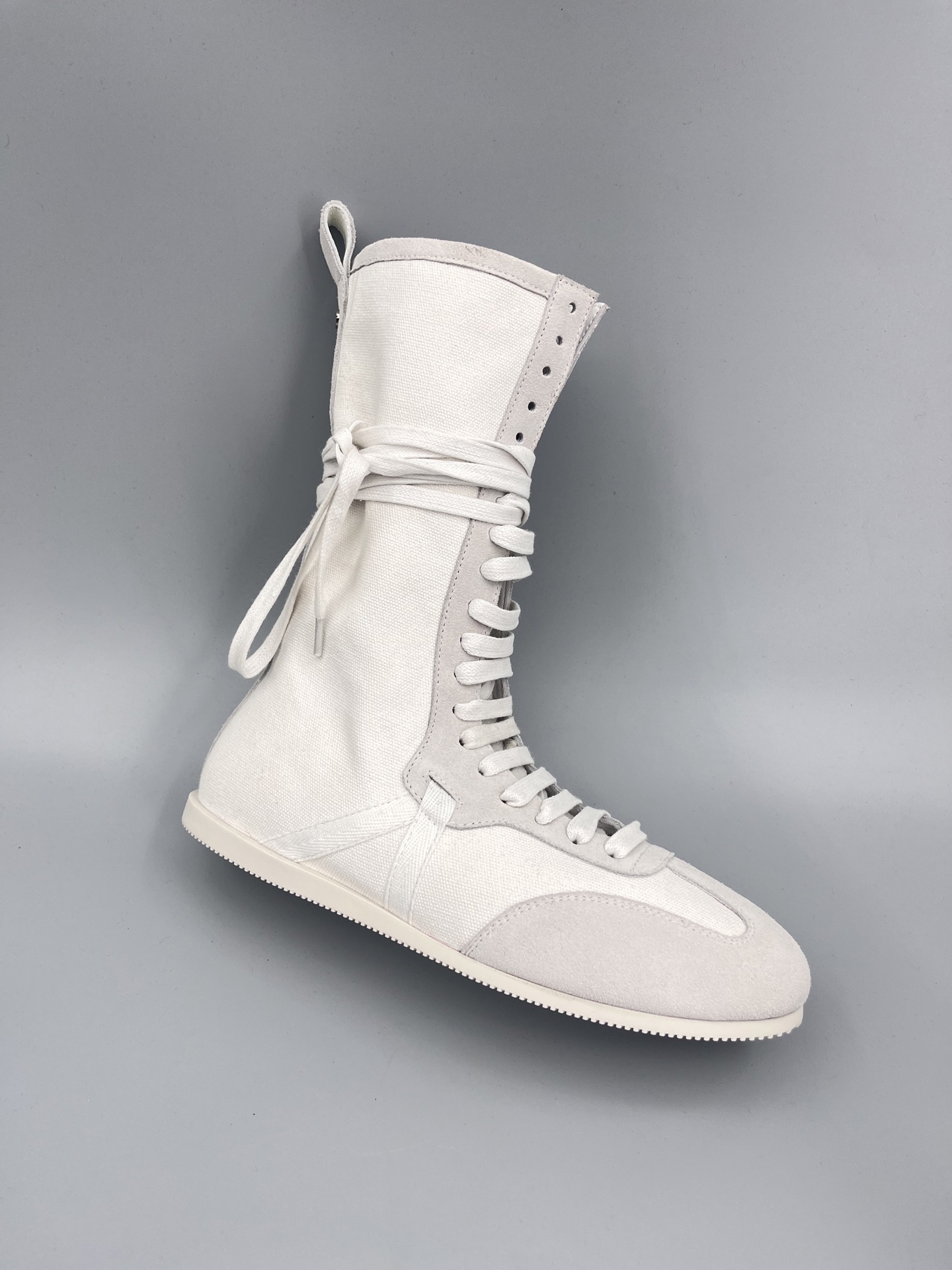 Title: Ann Demeulemeester Fall Winter Boots 2025 Collection Summary: Combines boxing boots and sneakers, blending sports elements with mixed charm in trendy designs. - 图片 5
