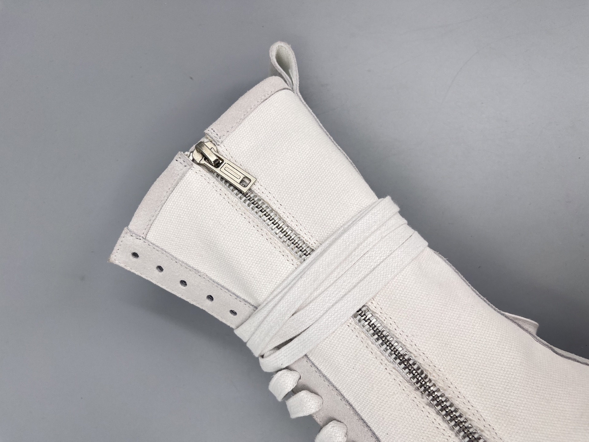 Title: Ann Demeulemeester Fall Winter Boots 2025 Collection Summary: Combines boxing boots and sneakers, blending sports elements with mixed charm in trendy designs. - 图片 7