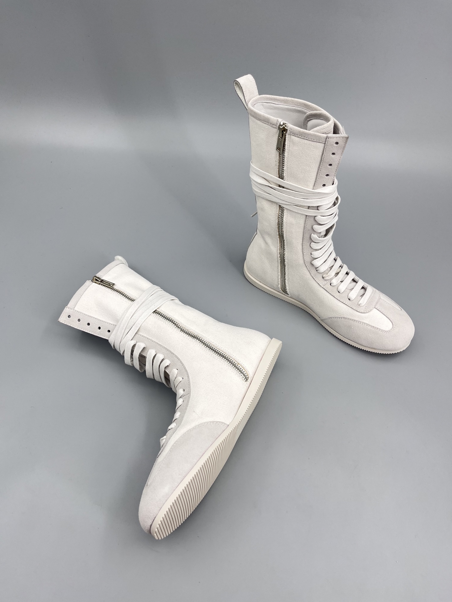 Title: Ann Demeulemeester Fall Winter Boots 2025 Collection Summary: Combines boxing boots and sneakers, blending sports elements with mixed charm in trendy designs. - 图片 2