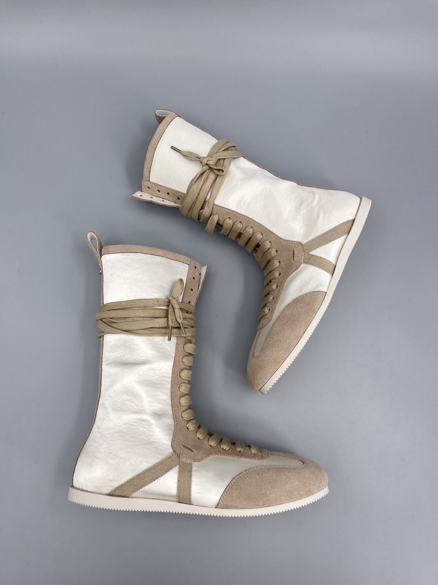 “Ann Demeulemeester Fall Winter Boots: Sporty, Retro, and Fashionable Design” - 图片 3